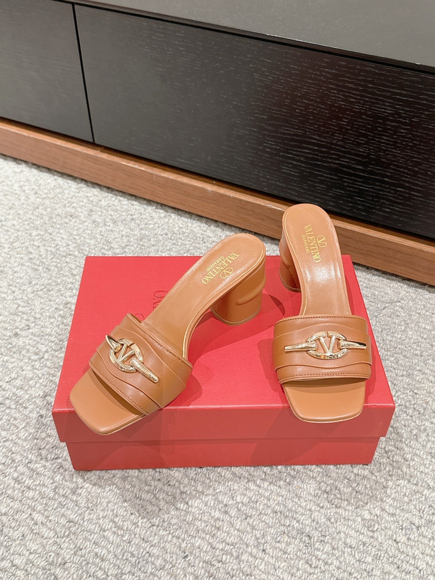 VLOGO SIGNATURE SLIDE SANDAL 60MM IN BRONZE BROWN CALFSKIN - 35