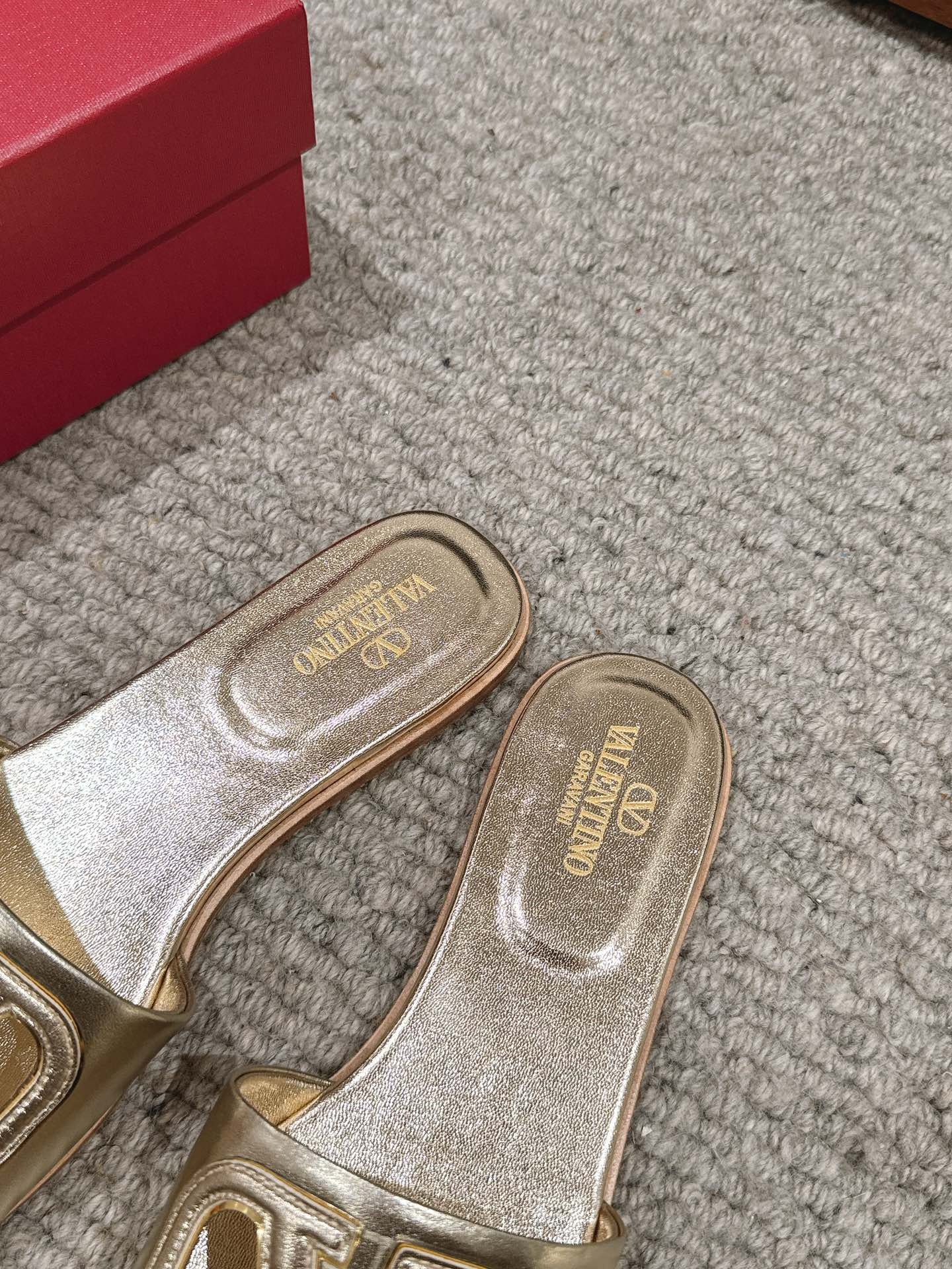 VLOGO CUT-OUT GOLD CALFSKIN SLIDE SANDAL - 35