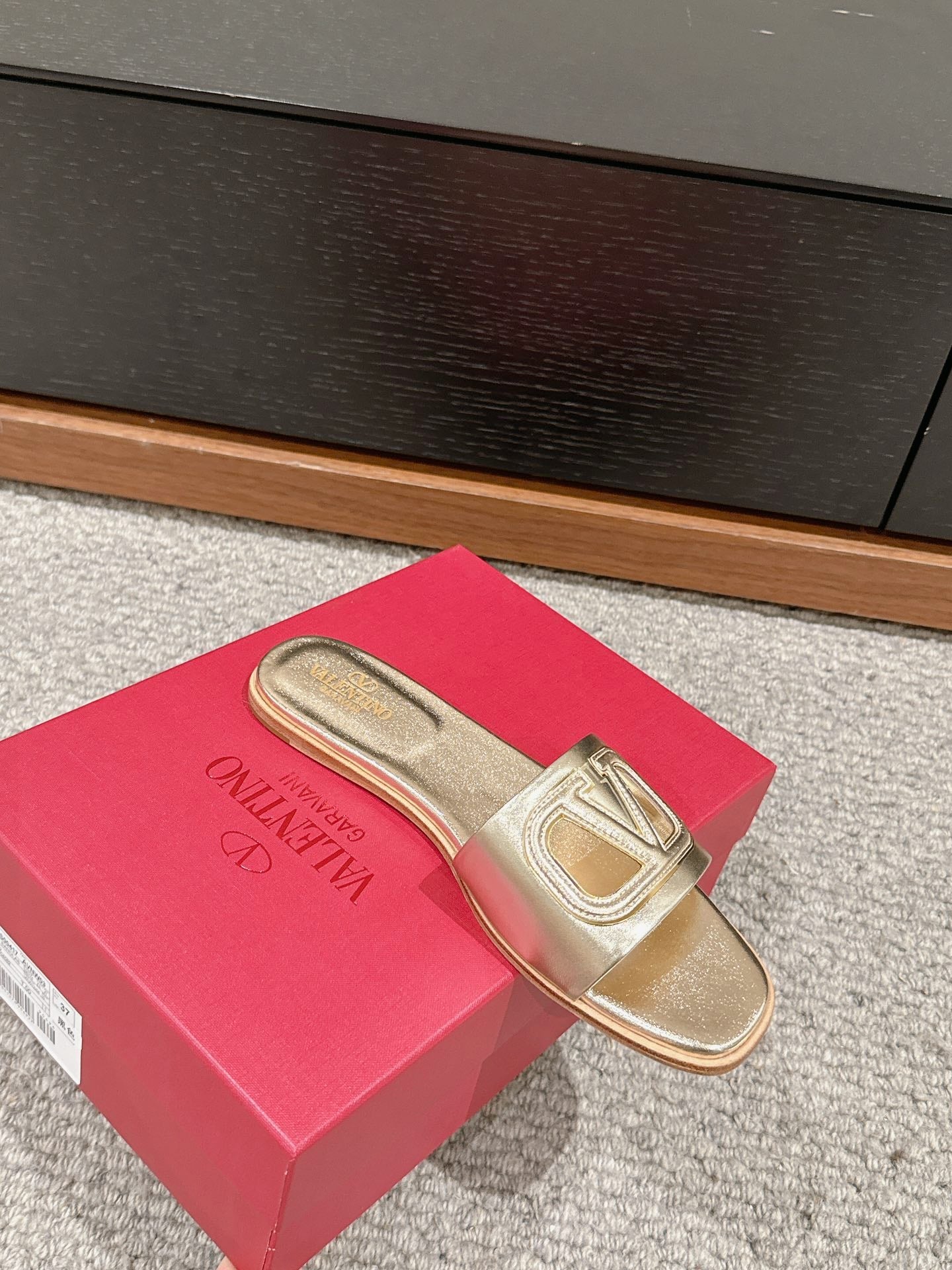 VLOGO CUT-OUT GOLD CALFSKIN SLIDE SANDAL - 35