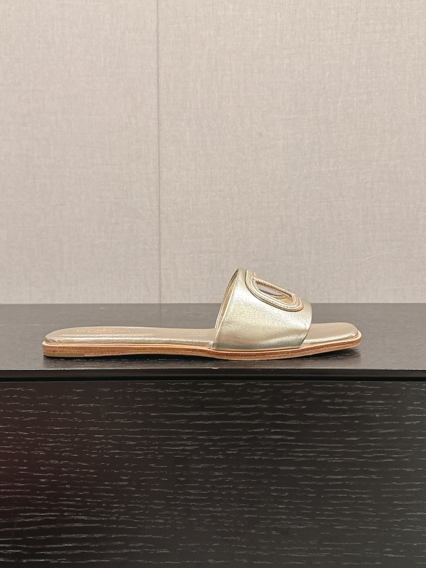 VLOGO CUT-OUT GOLD CALFSKIN SLIDE SANDAL - 35
