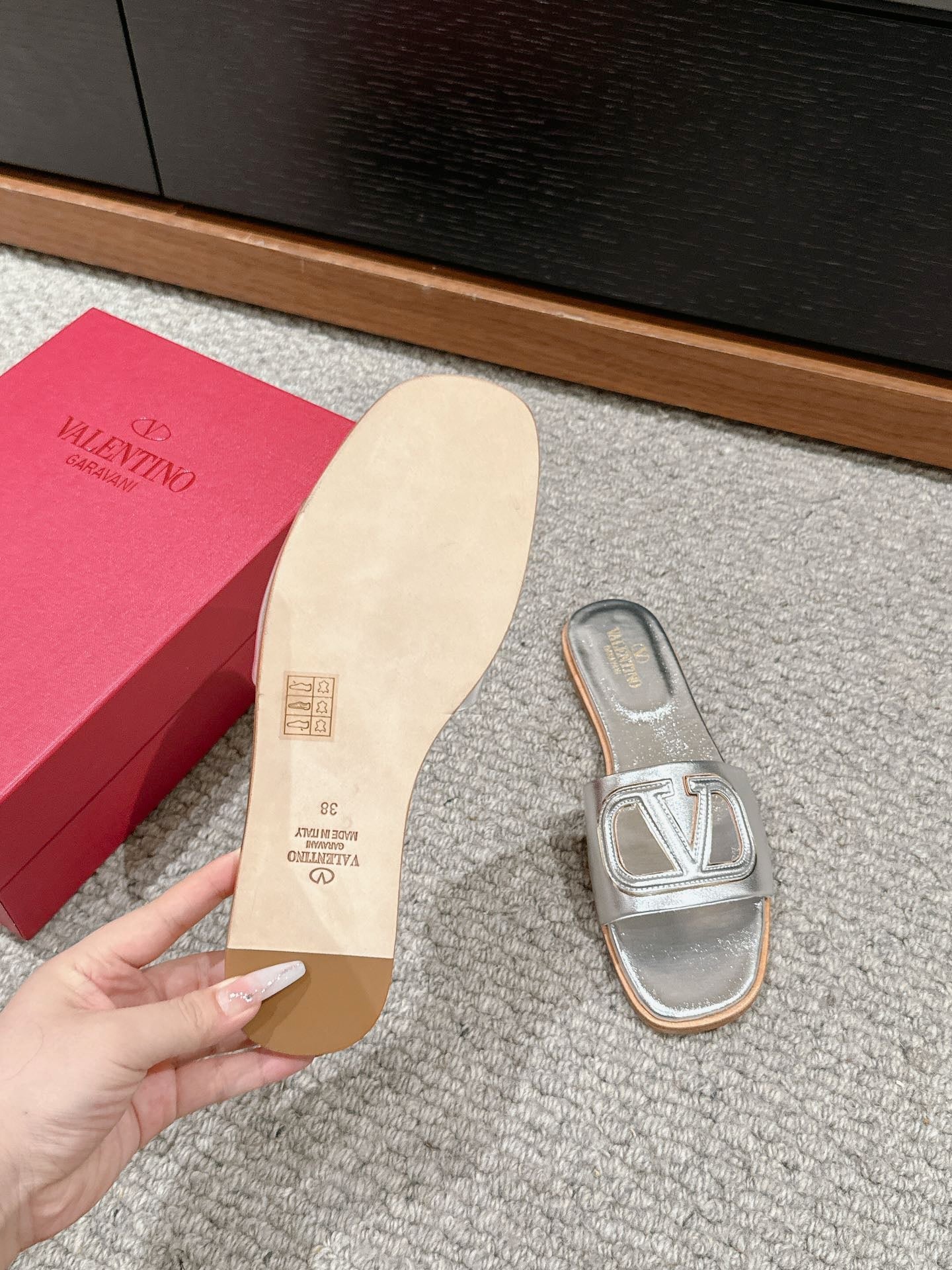VLOGO CUT-OUT SILVER CALFSKIN SLIDE SANDAL - 35