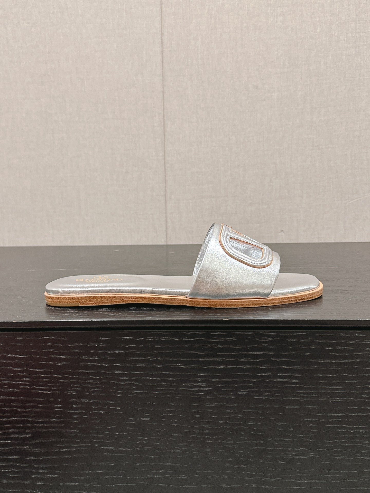 VLOGO CUT-OUT SILVER CALFSKIN SLIDE SANDAL - 35