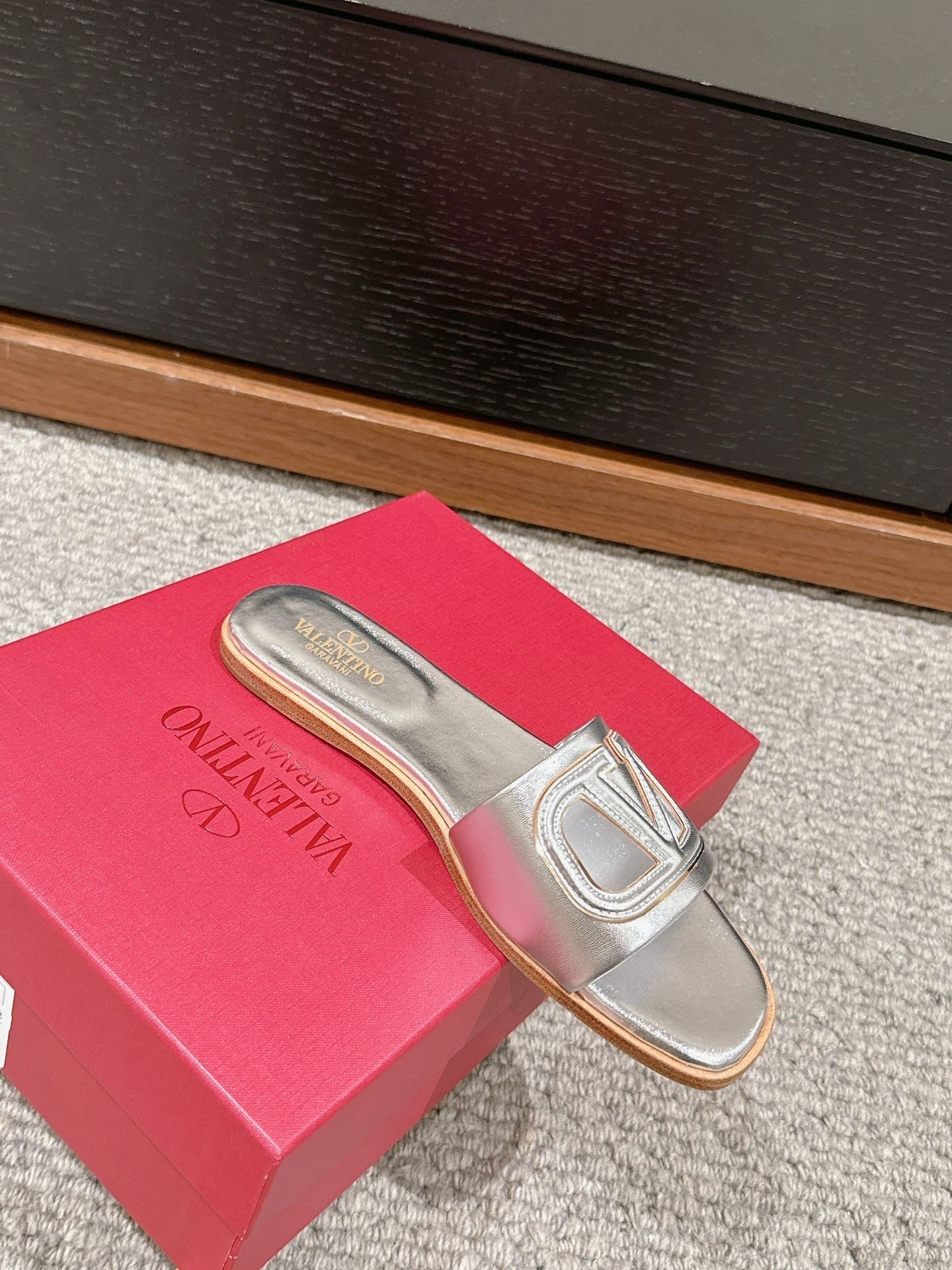 VLOGO CUT-OUT SILVER CALFSKIN SLIDE SANDAL - 35