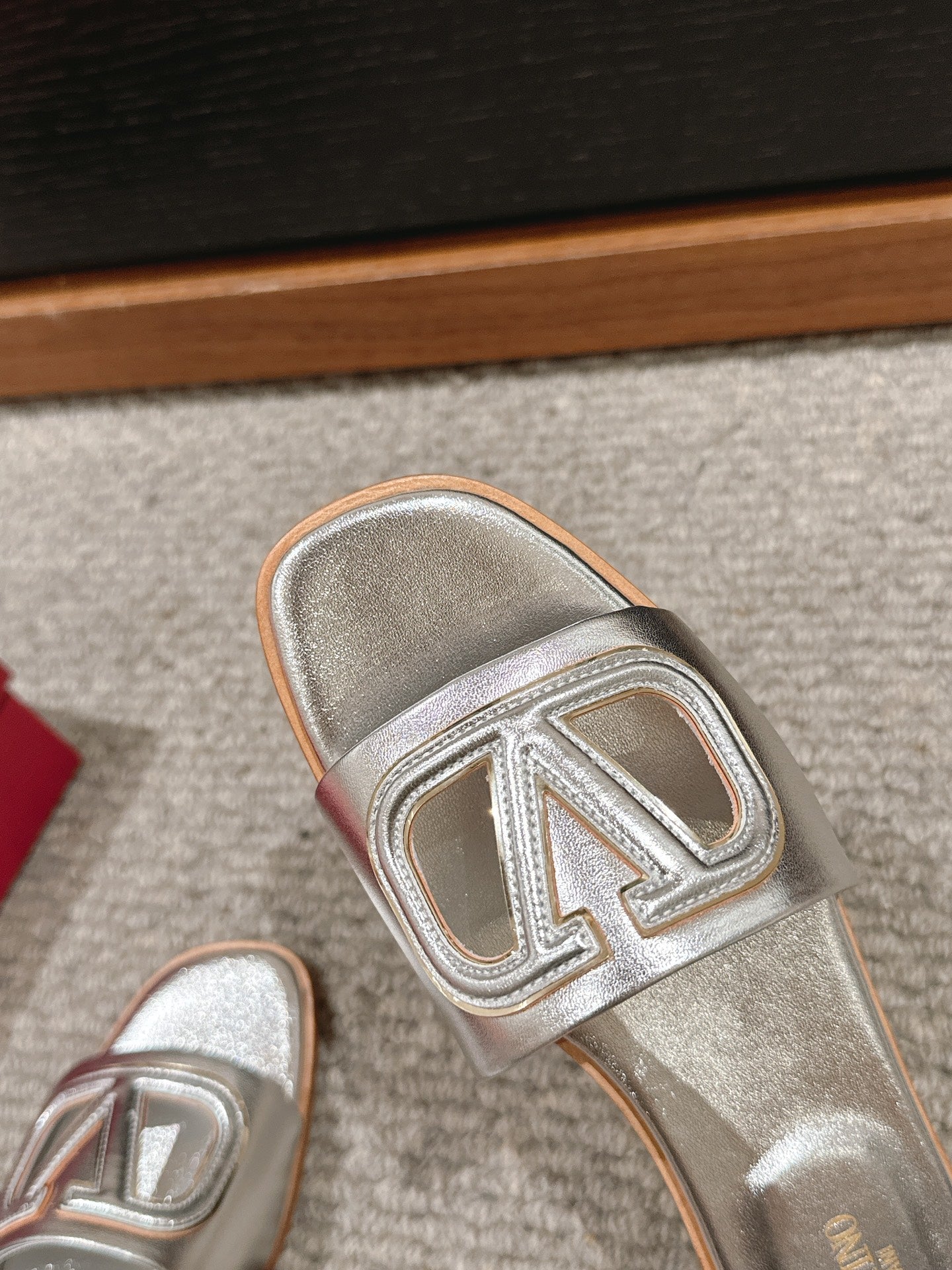 VLOGO CUT-OUT SILVER CALFSKIN SLIDE SANDAL - 35