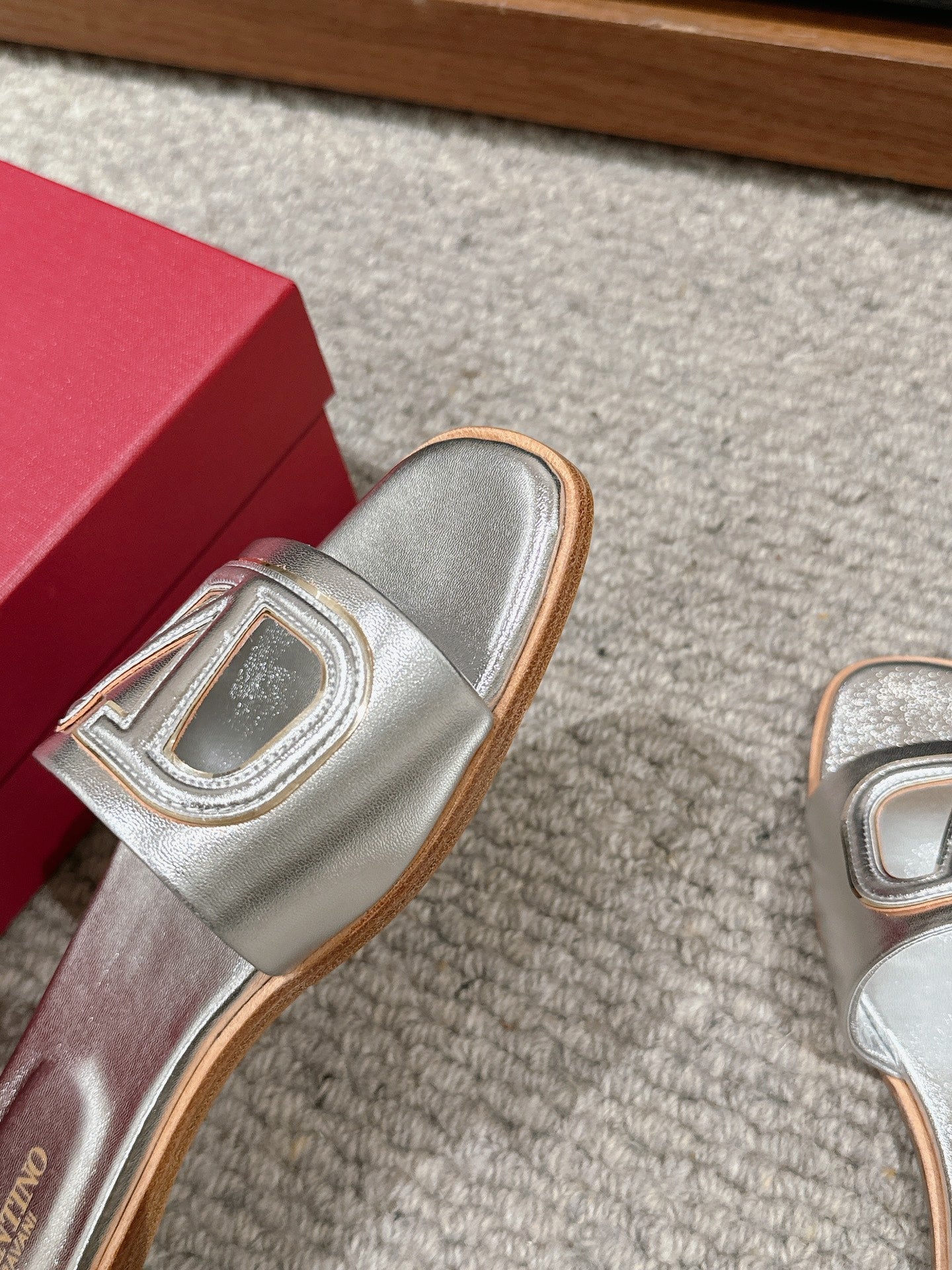 VLOGO CUT-OUT SILVER CALFSKIN SLIDE SANDAL - 35