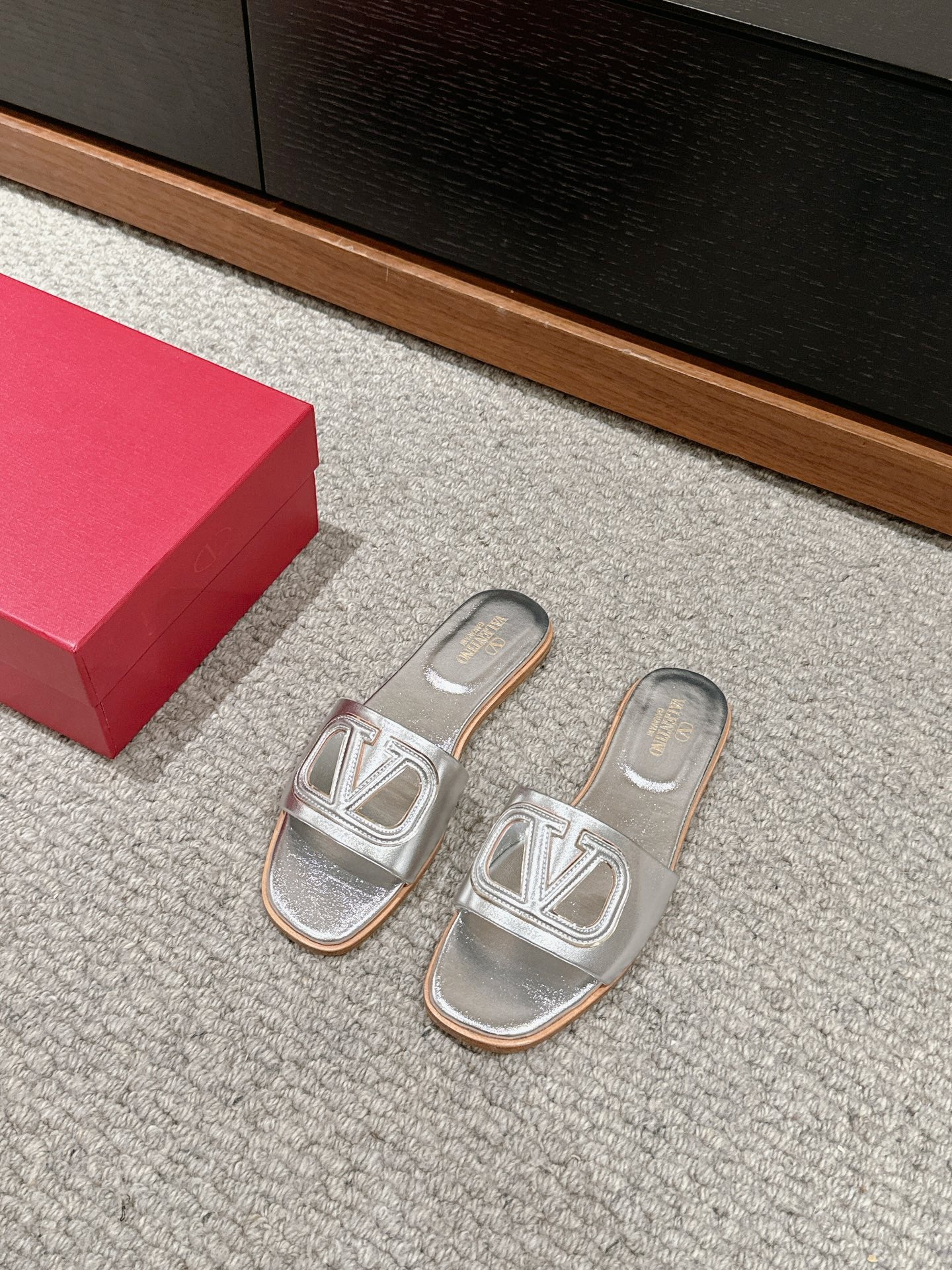 VLOGO CUT-OUT SILVER CALFSKIN SLIDE SANDAL - 35
