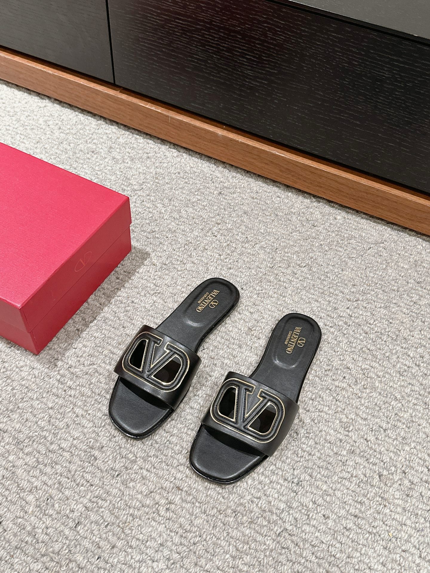 VLOGO CUT-OUT BLACK CALFSKIN SLIDE SANDAL - 35