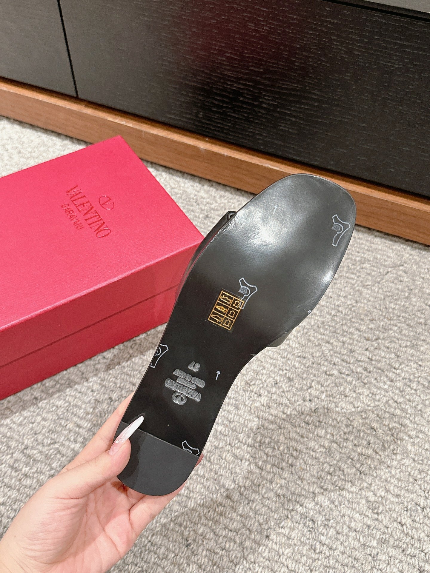 VLOGO CUT-OUT BLACK CALFSKIN SLIDE SANDAL - 35