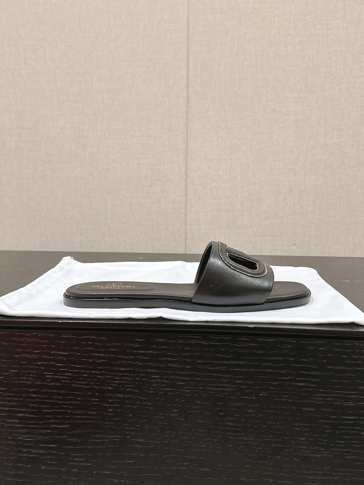 VLOGO CUT-OUT BLACK CALFSKIN SLIDE SANDAL - 35