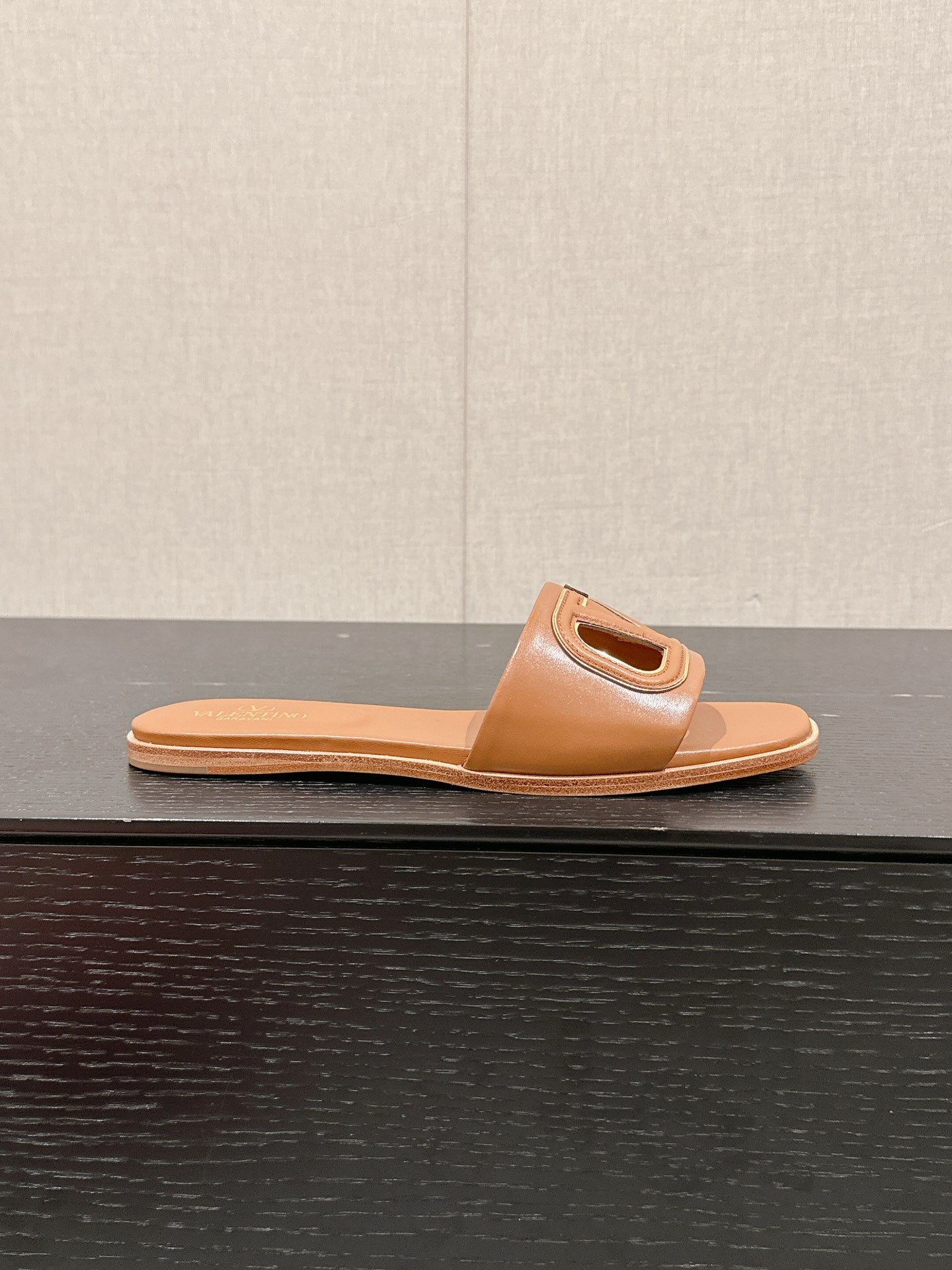 VLOGO CUT-OUT BRONZE BROWN CALFSKIN SLIDE SANDAL - 35