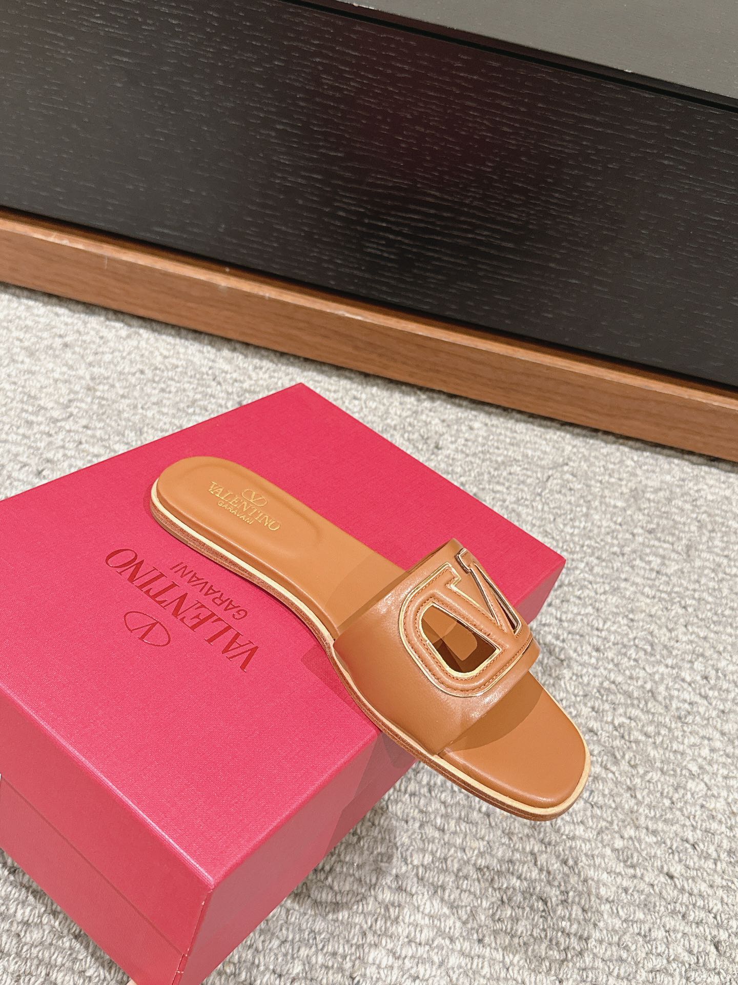 VLOGO CUT-OUT BRONZE BROWN CALFSKIN SLIDE SANDAL - 35