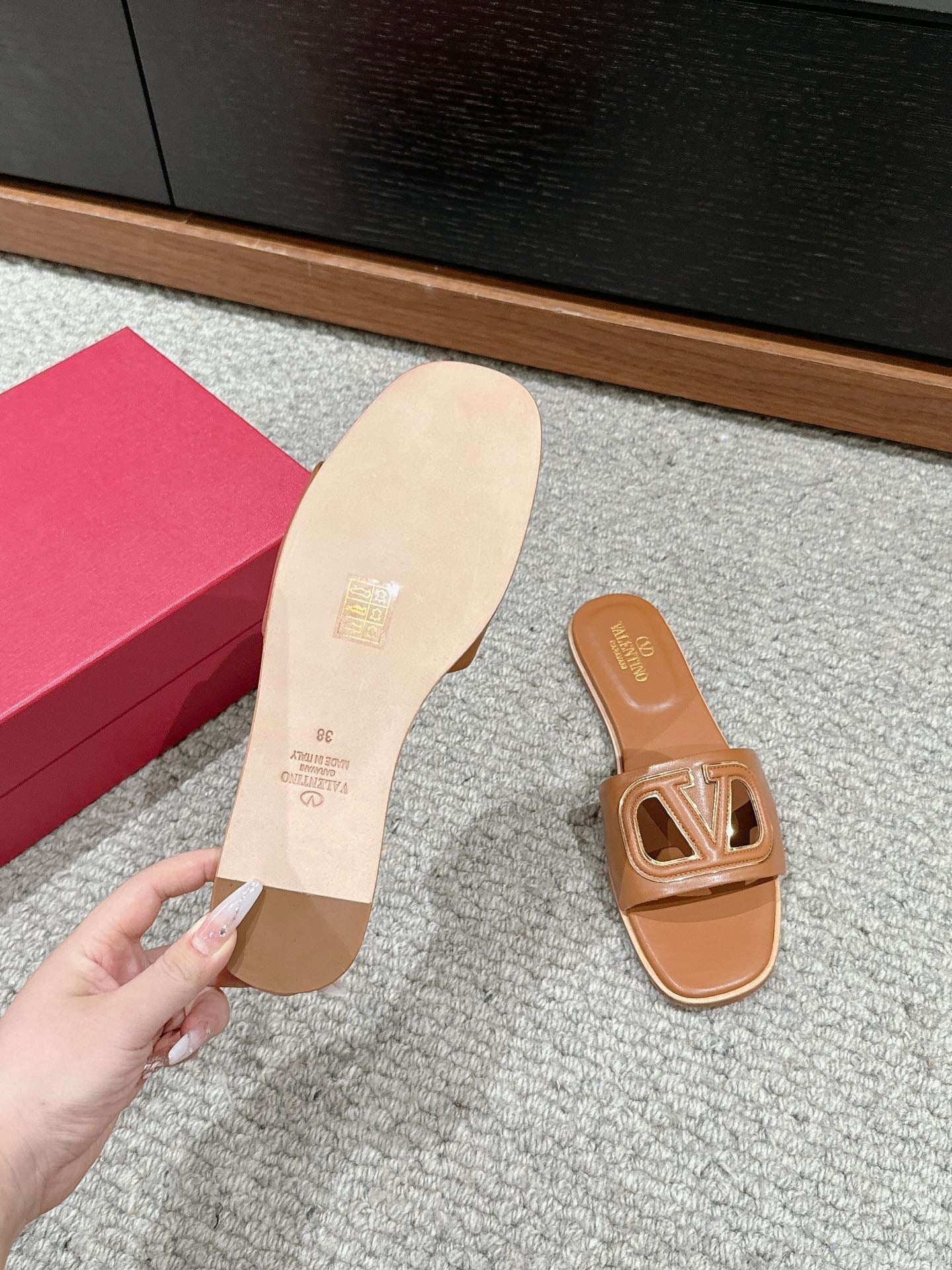 VLOGO CUT-OUT BRONZE BROWN CALFSKIN SLIDE SANDAL - 35