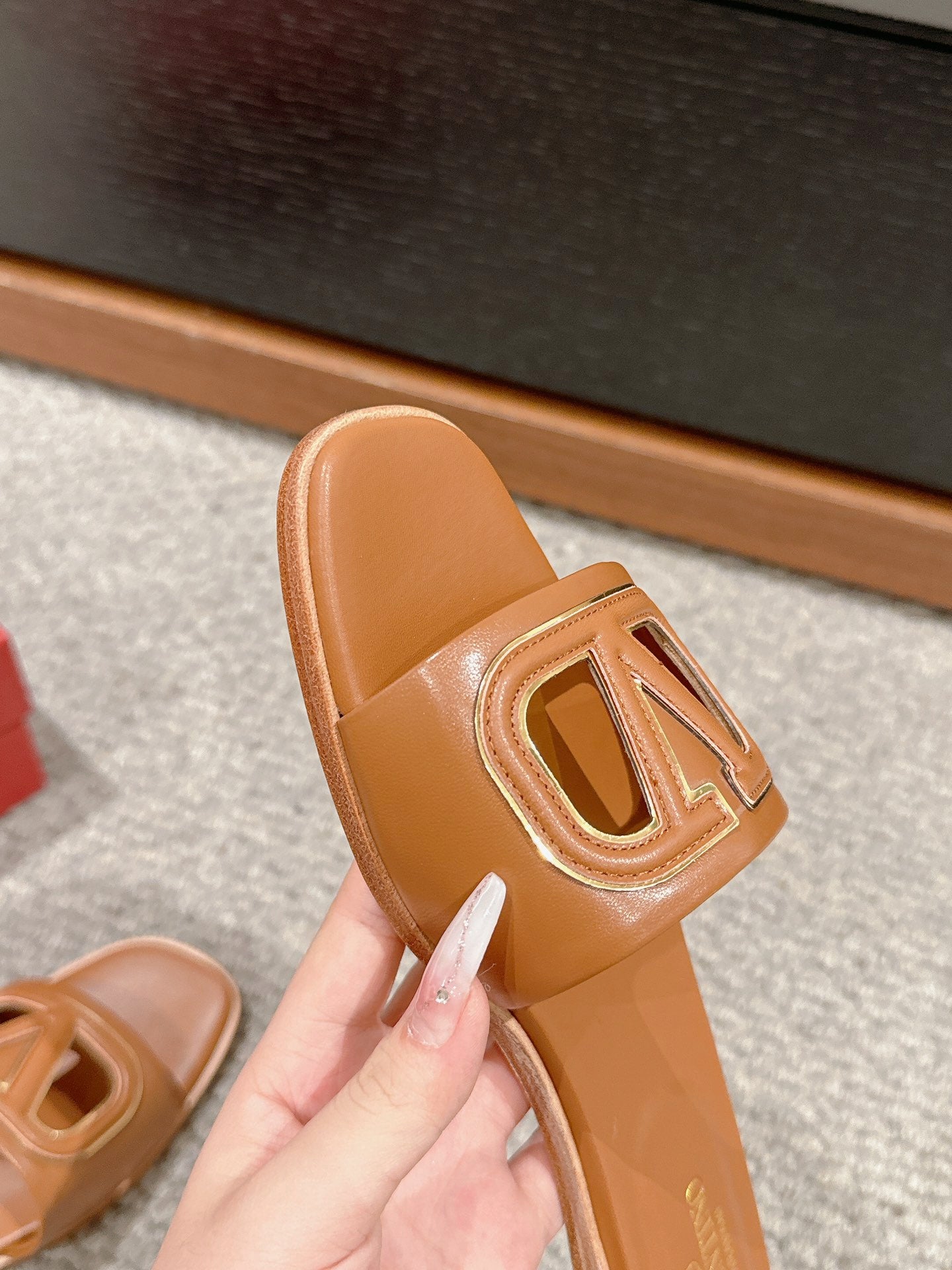 VLOGO CUT-OUT BRONZE BROWN CALFSKIN SLIDE SANDAL - 35