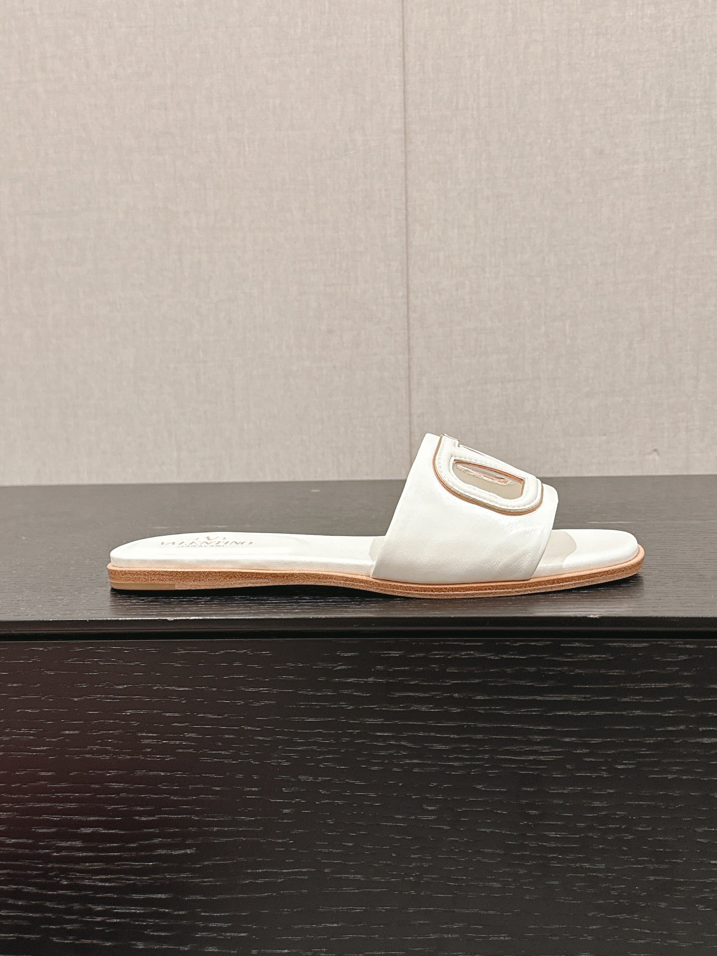 VLOGO CUT-OUT WHITE CALFSKIN SLIDE SANDAL - 35