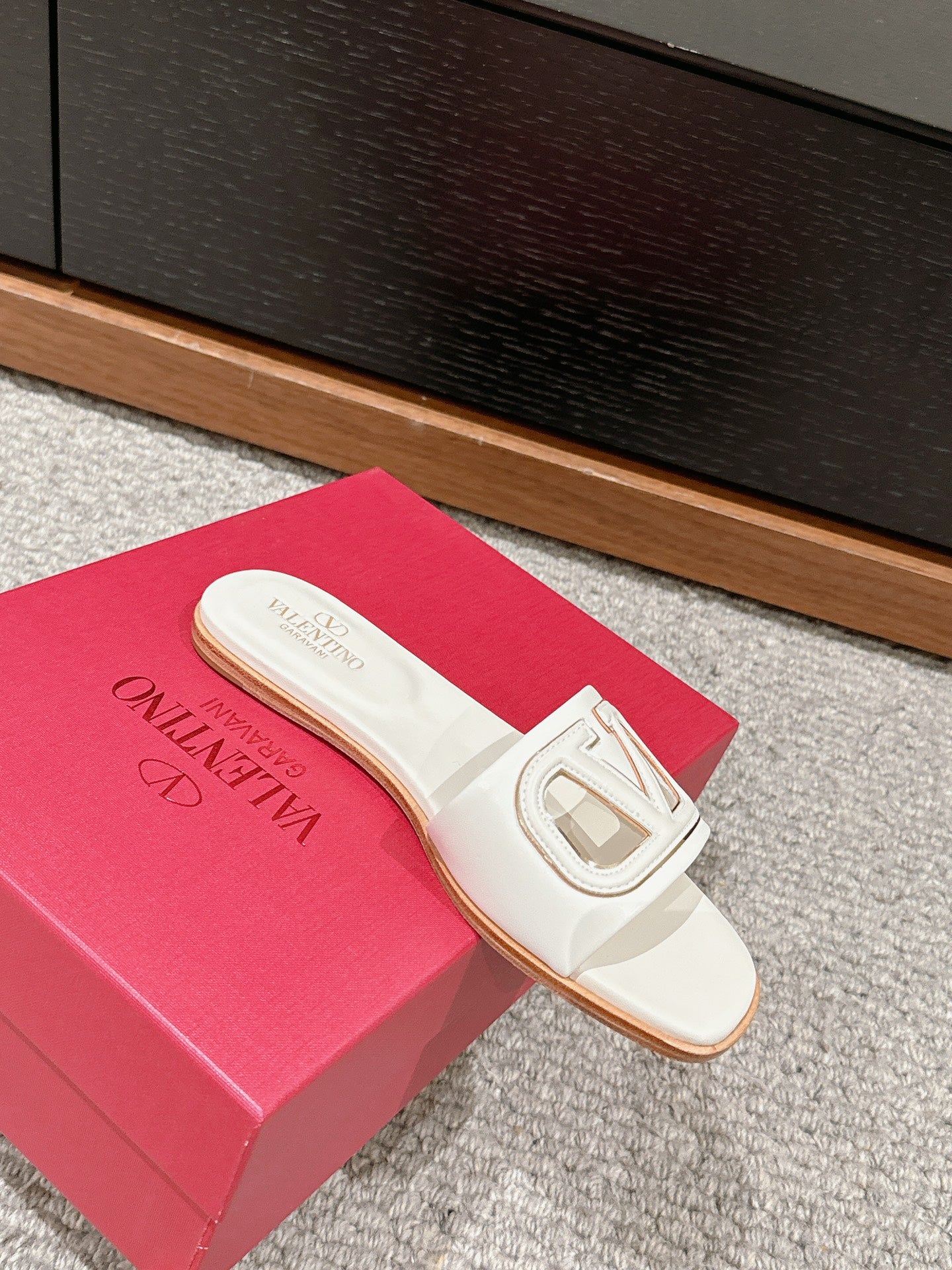 VLOGO CUT-OUT WHITE CALFSKIN SLIDE SANDAL - 35