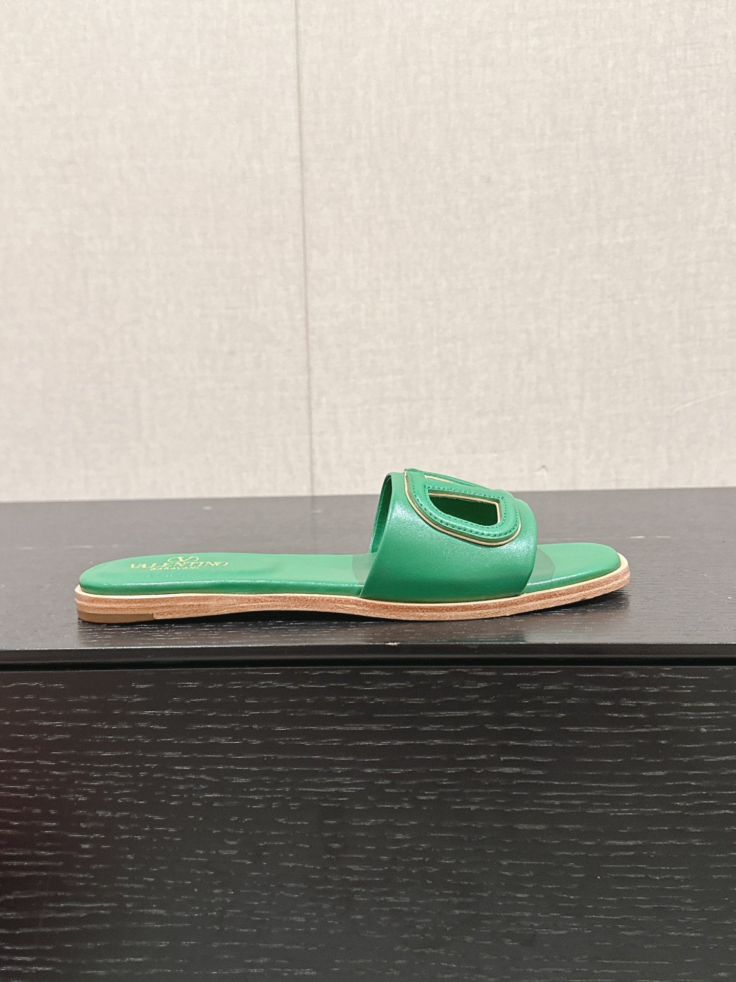 VLOGO CUT-OUT EMERALD GREEN CALFSKIN SLIDE SANDAL - 35