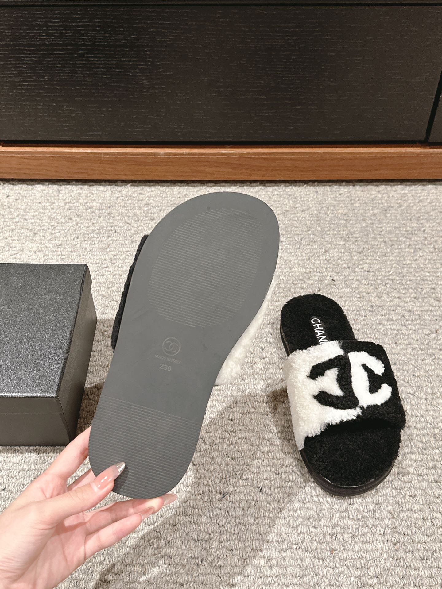 CC SLIPPERS IN BLACK MIX WHITE FLEECE - 35