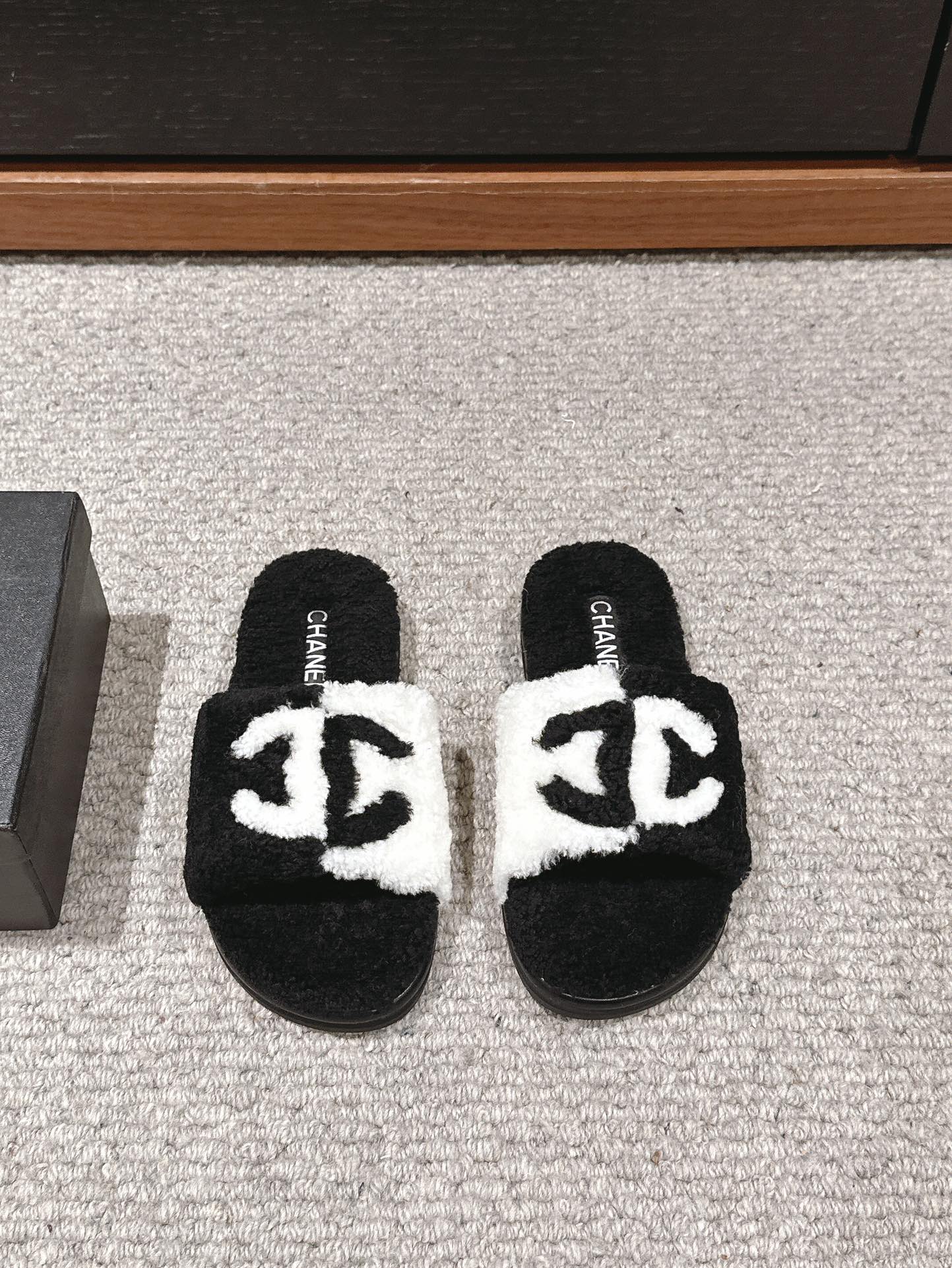 CC SLIPPERS IN BLACK MIX WHITE FLEECE - 35