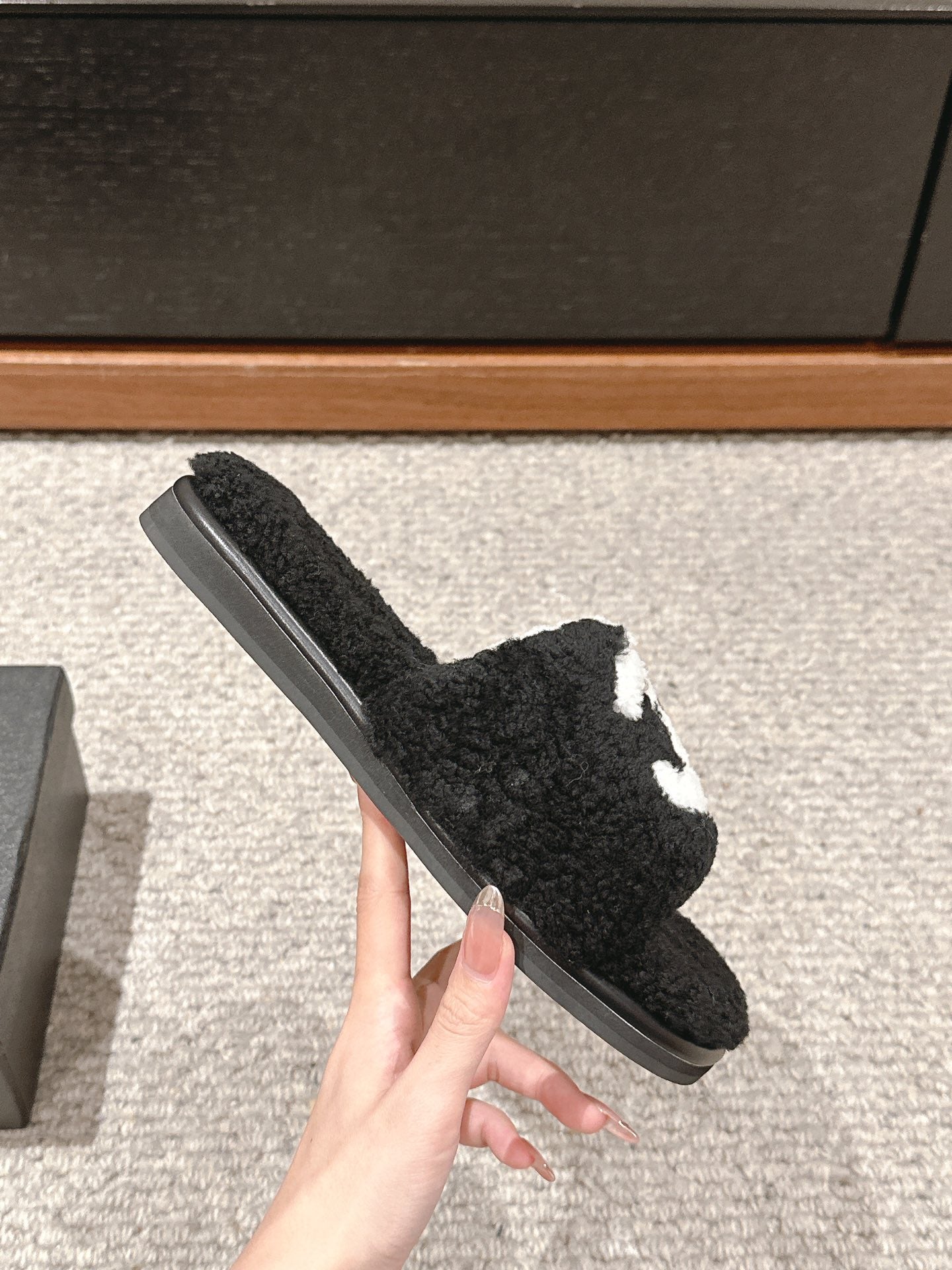 CC SLIPPERS IN BLACK MIX WHITE FLEECE - 35