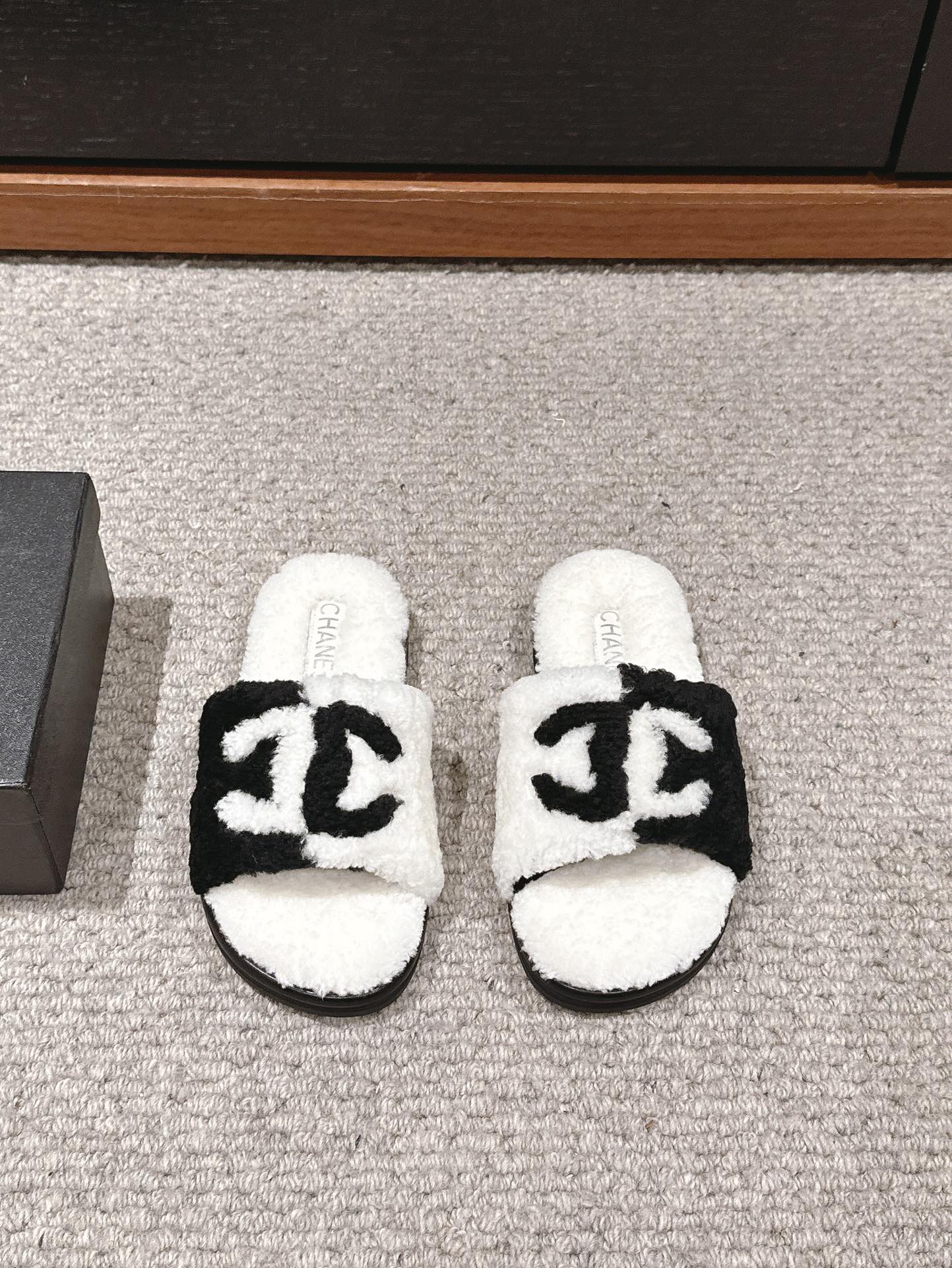 CC SLIPPERS IN WHITE MIX BLACK FLEECE - 35
