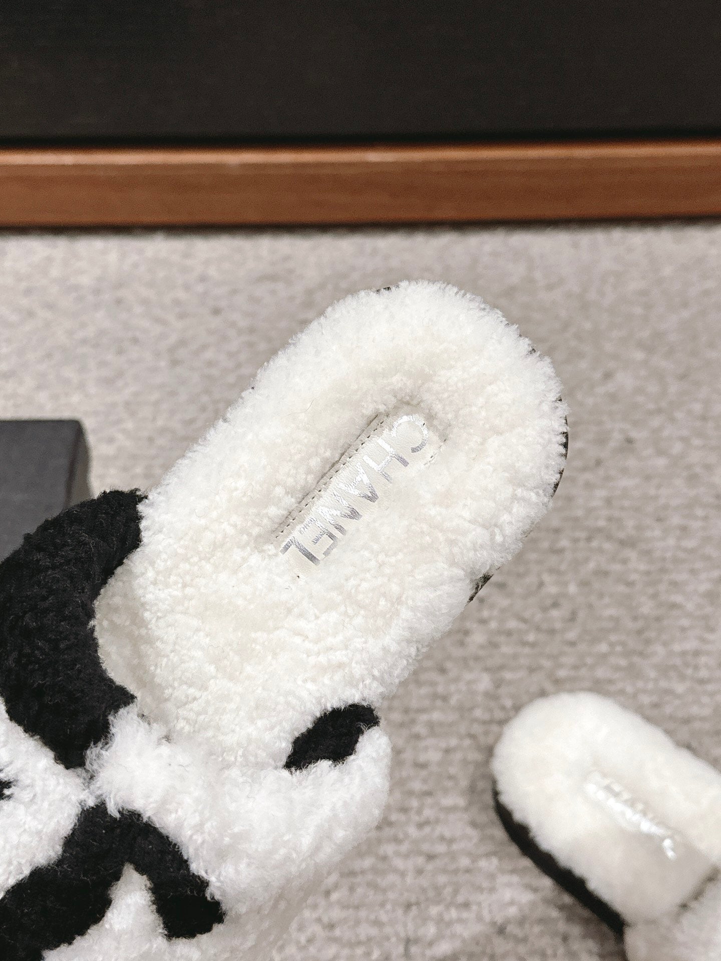 CC SLIPPERS IN WHITE MIX BLACK FLEECE - 35