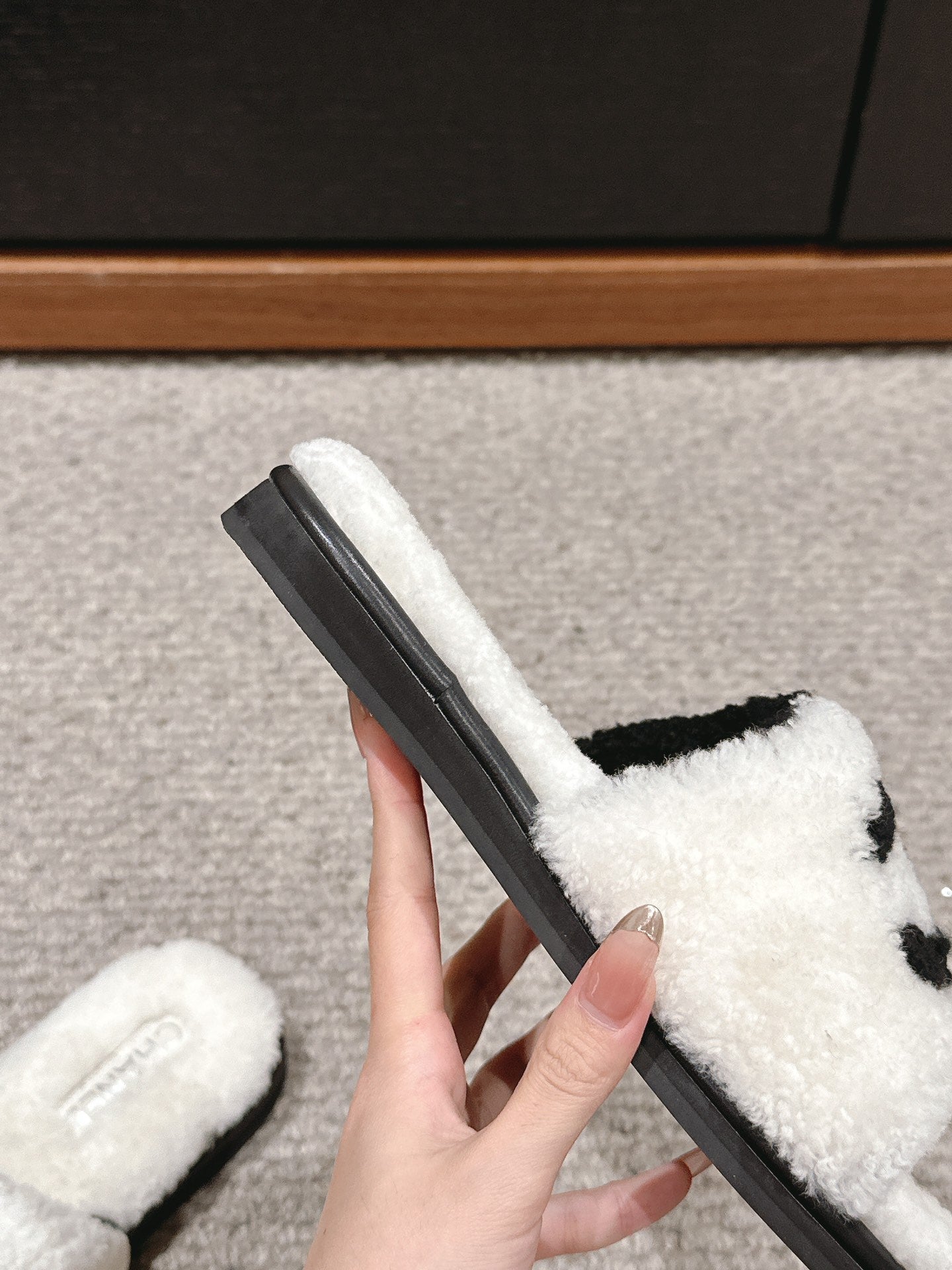 CC SLIPPERS IN WHITE MIX BLACK FLEECE - 35