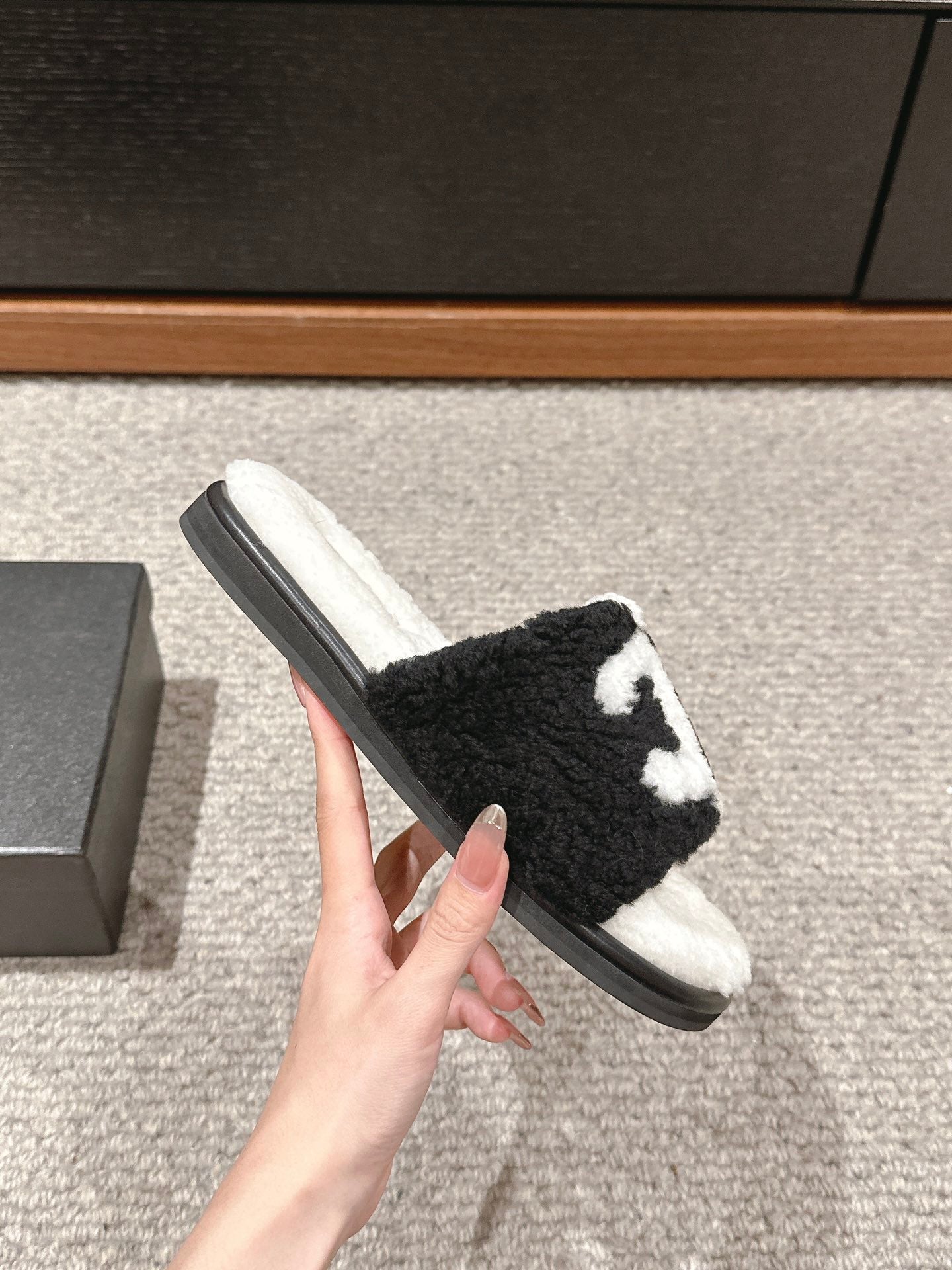 CC SLIPPERS IN WHITE MIX BLACK FLEECE - 35