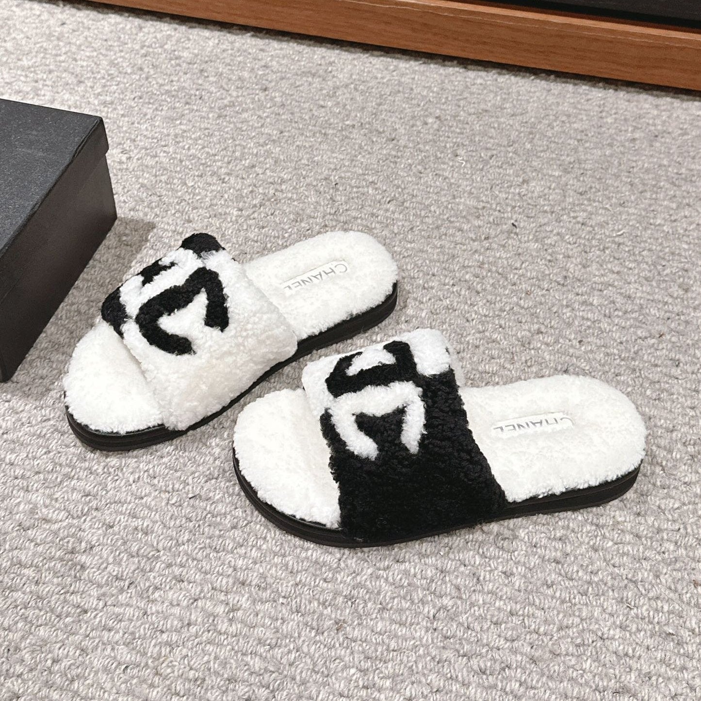 CC SLIPPERS IN WHITE MIX BLACK FLEECE - 35