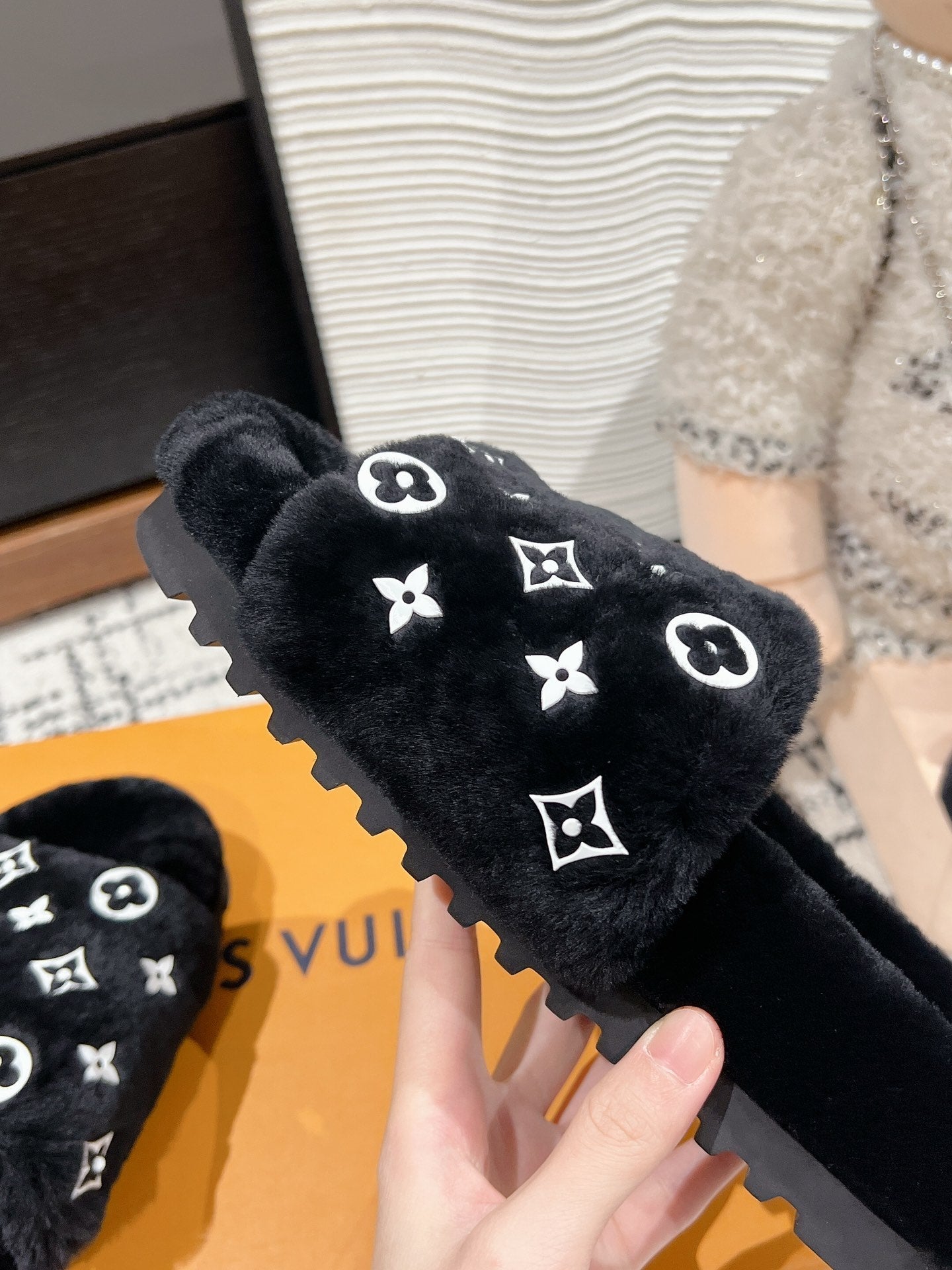 SLIPPER IN BLACK WOOL WITH WHITE LOGO - 35