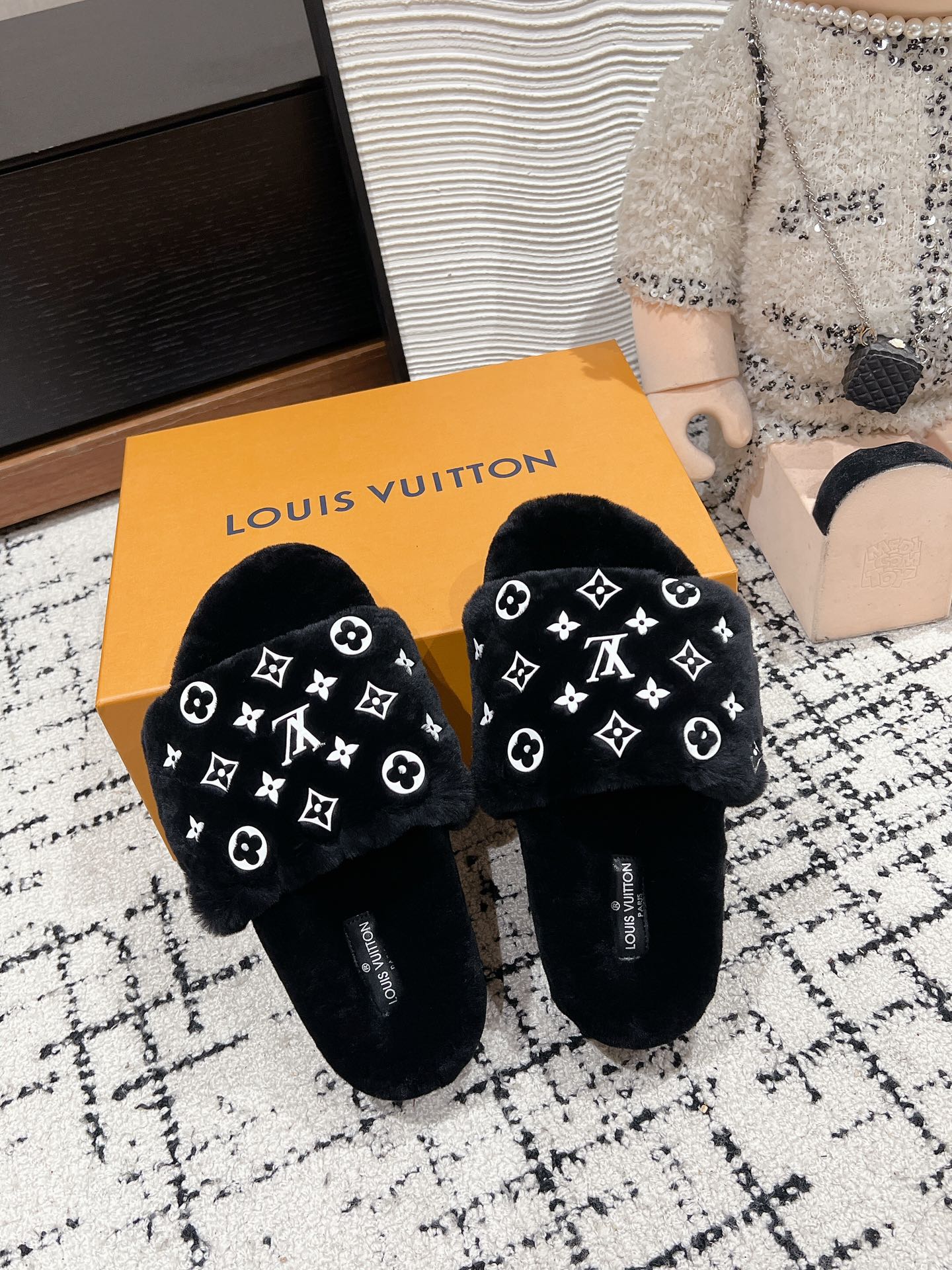 SLIPPER IN BLACK WOOL WITH WHITE LOGO - 35