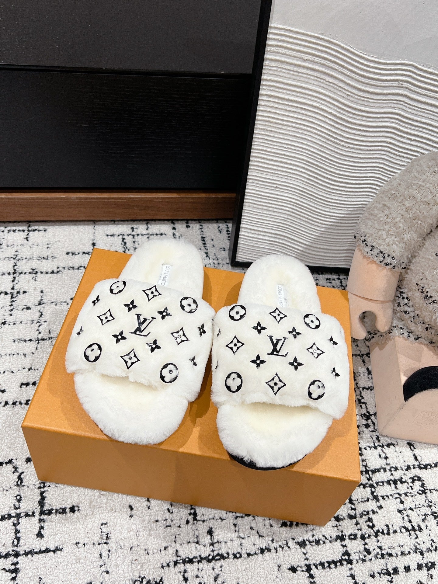 SLIPPER IN WHITE WOOL WITH BLACK LOGO - 35