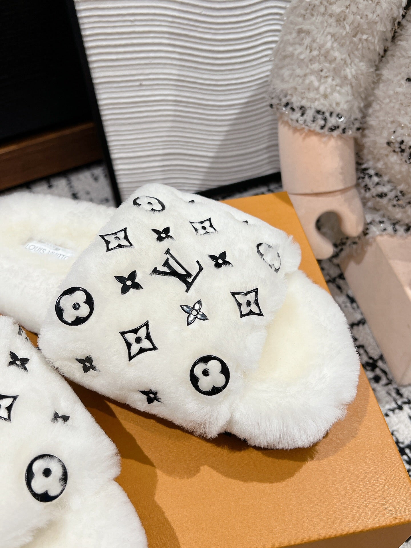 SLIPPER IN WHITE WOOL WITH BLACK LOGO - 35