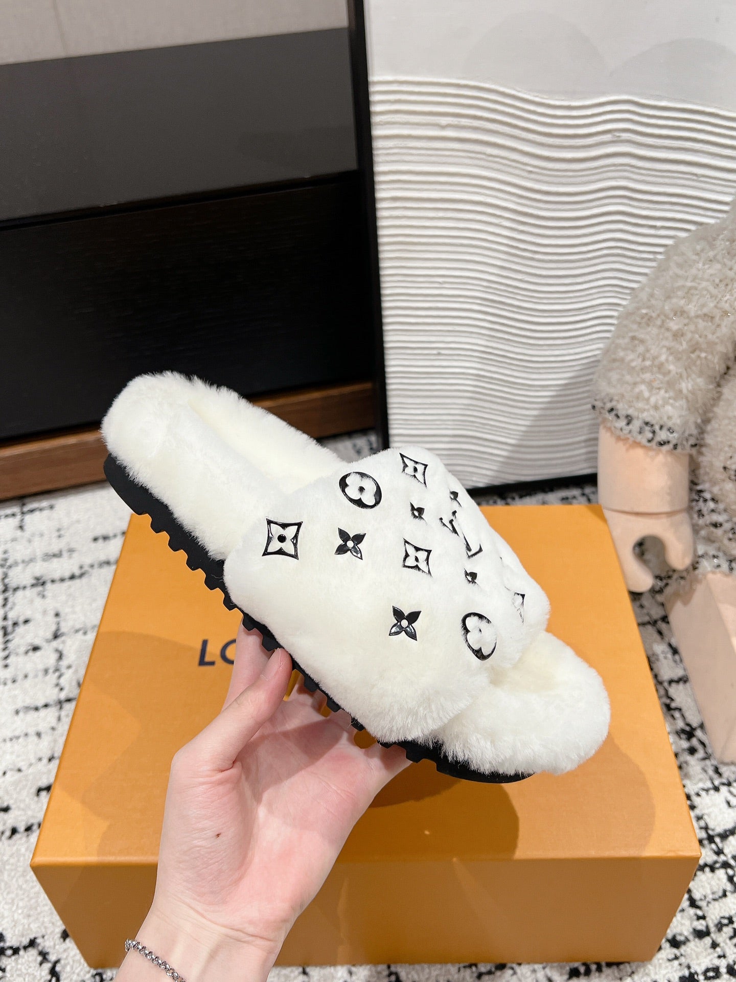 SLIPPER IN WHITE WOOL WITH BLACK LOGO - 35