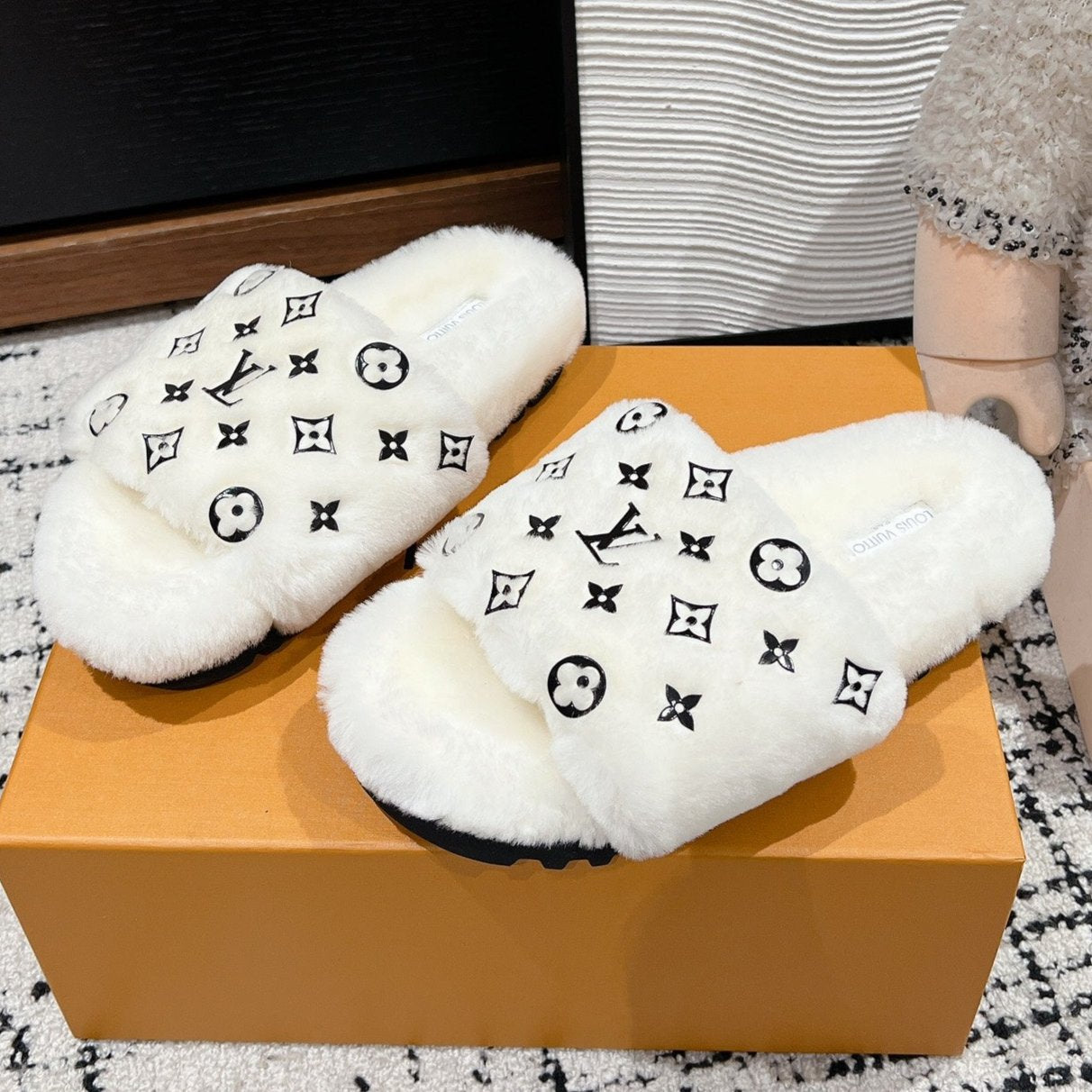SLIPPER IN WHITE WOOL WITH BLACK LOGO - 35