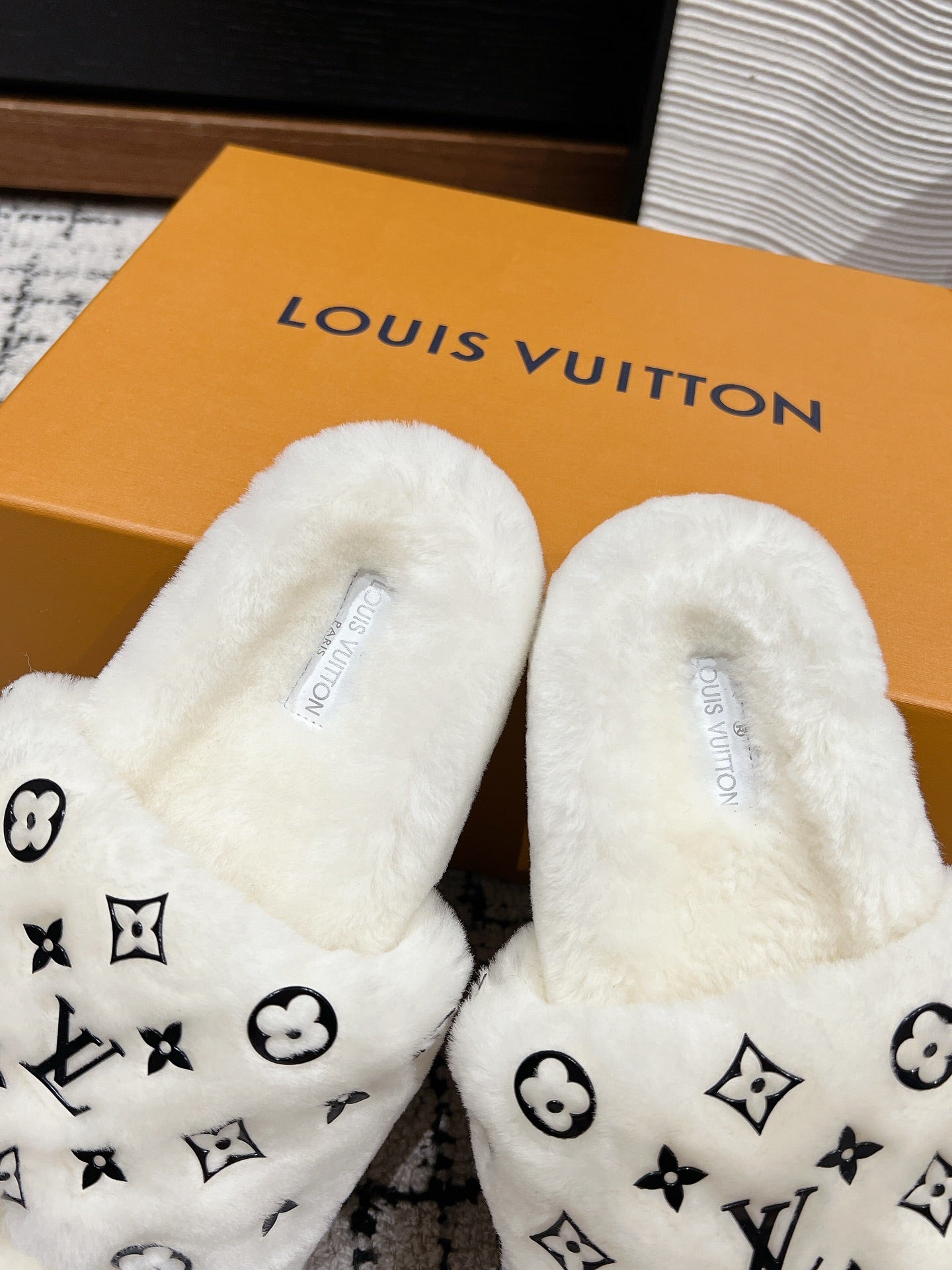 SLIPPER IN WHITE WOOL WITH BLACK LOGO - 35