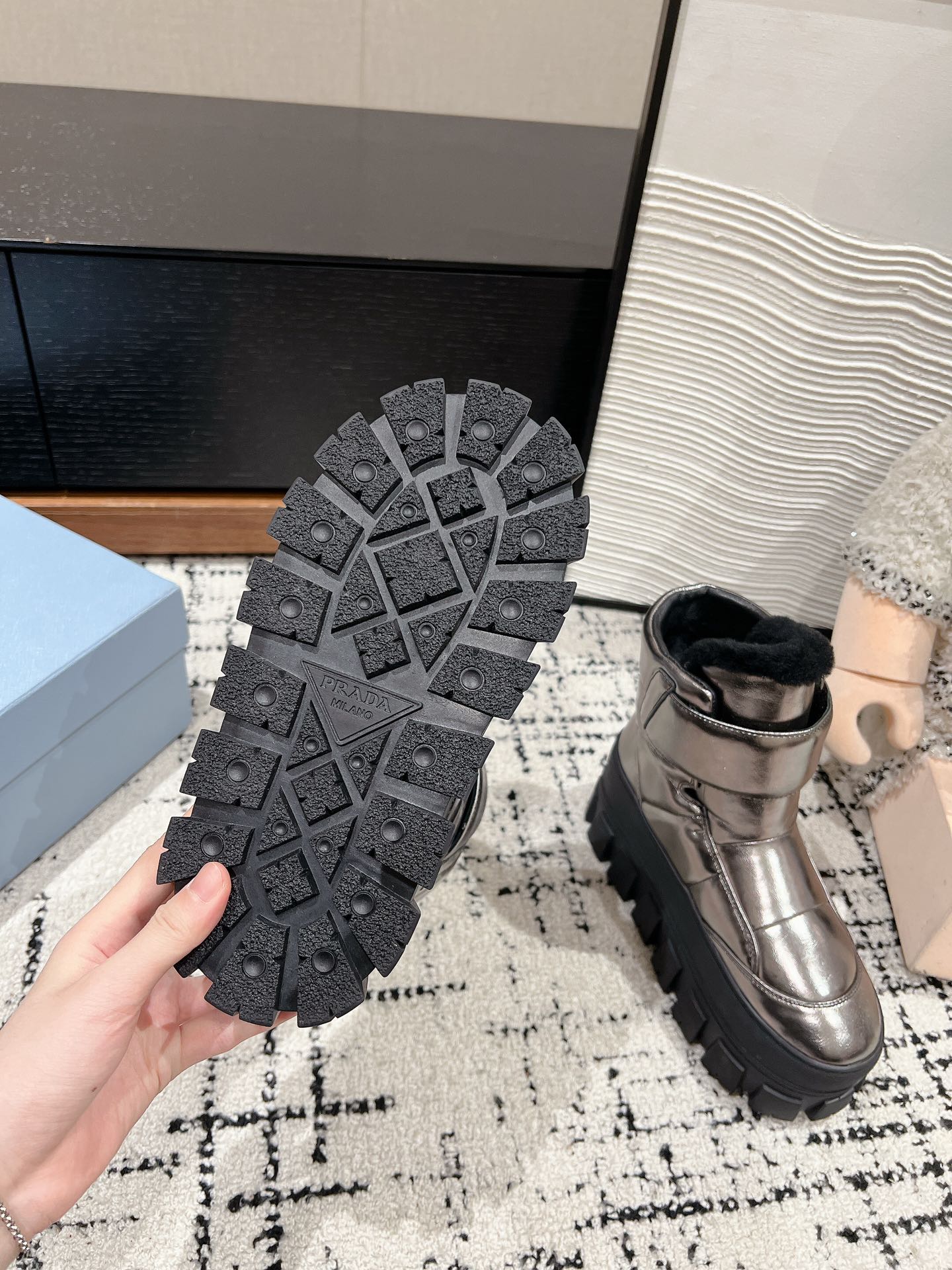 MONOLITH ANKLE BOOTS WITH STRAP IN METALLIC GRAY CALFSKIN AND FLEECE LINING - 35