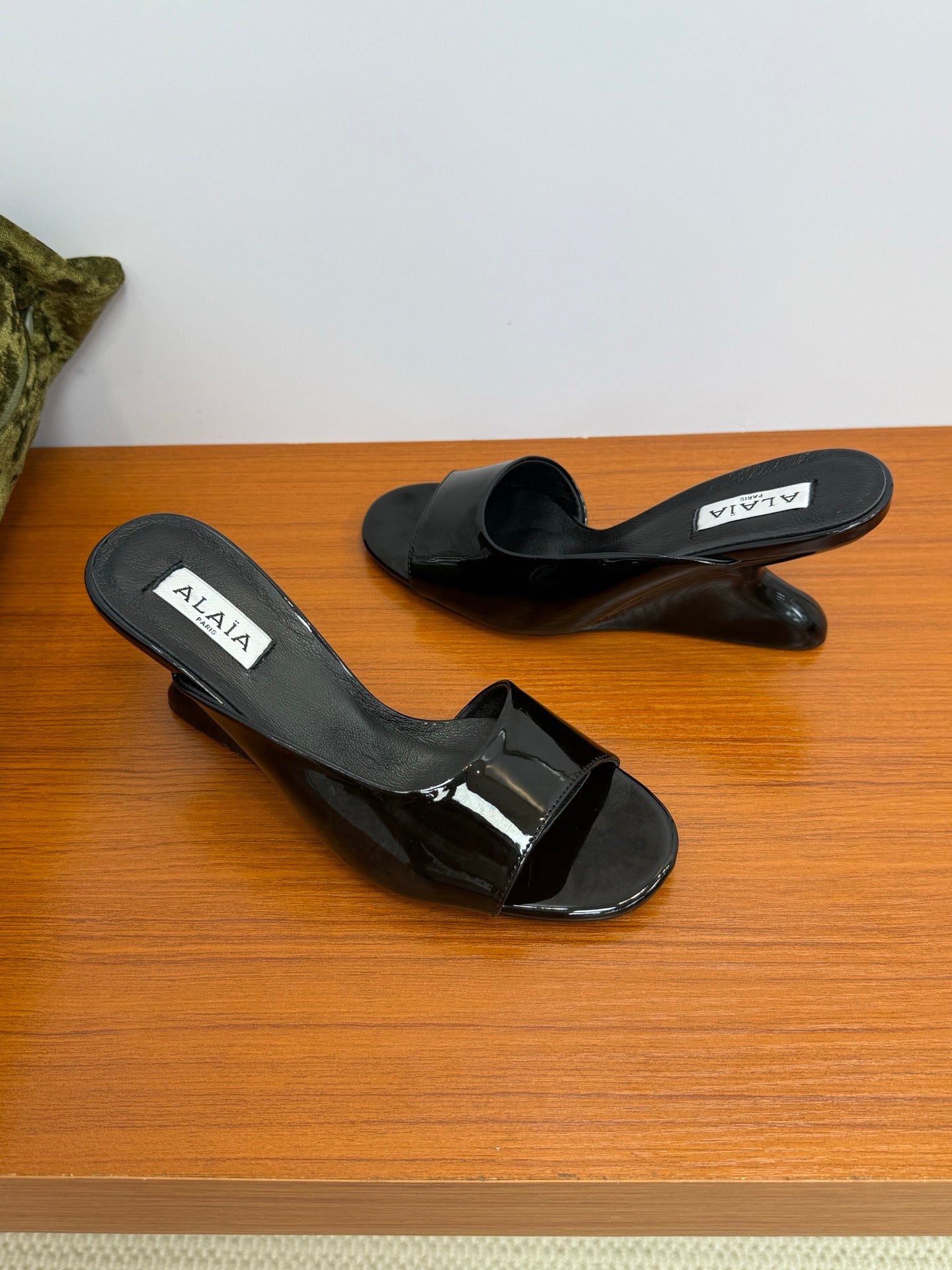 ALAIA WEDGE SANDALS 25S IN BLACK LAMBSKIN - 35