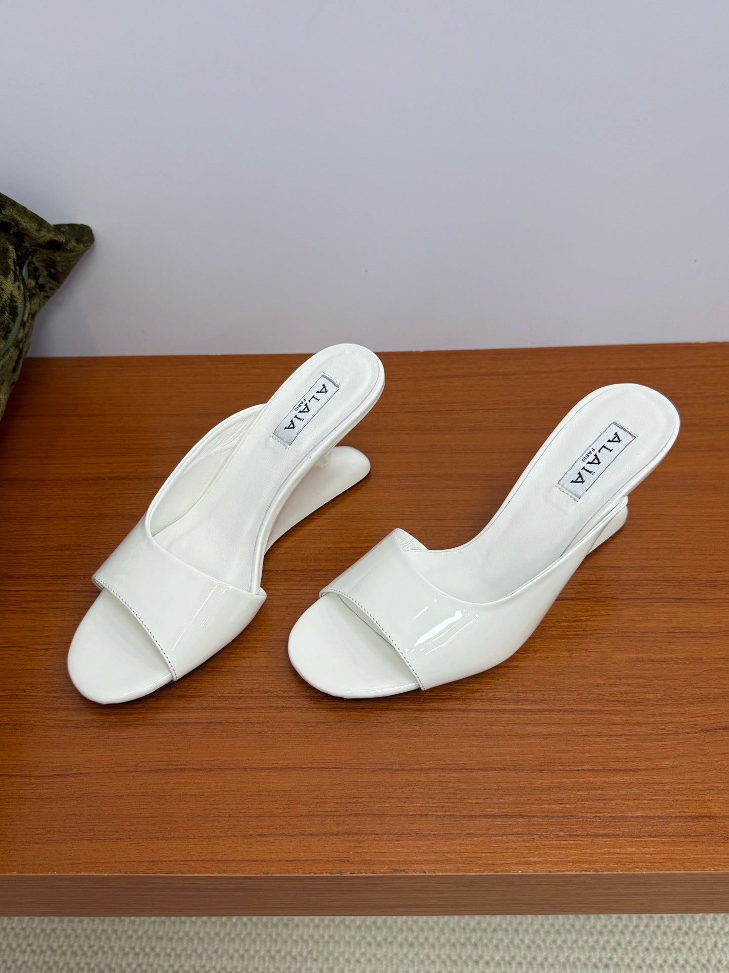 ALAIA WEDGE SANDALS 25S IN WHITE LAMBSKIN - 35