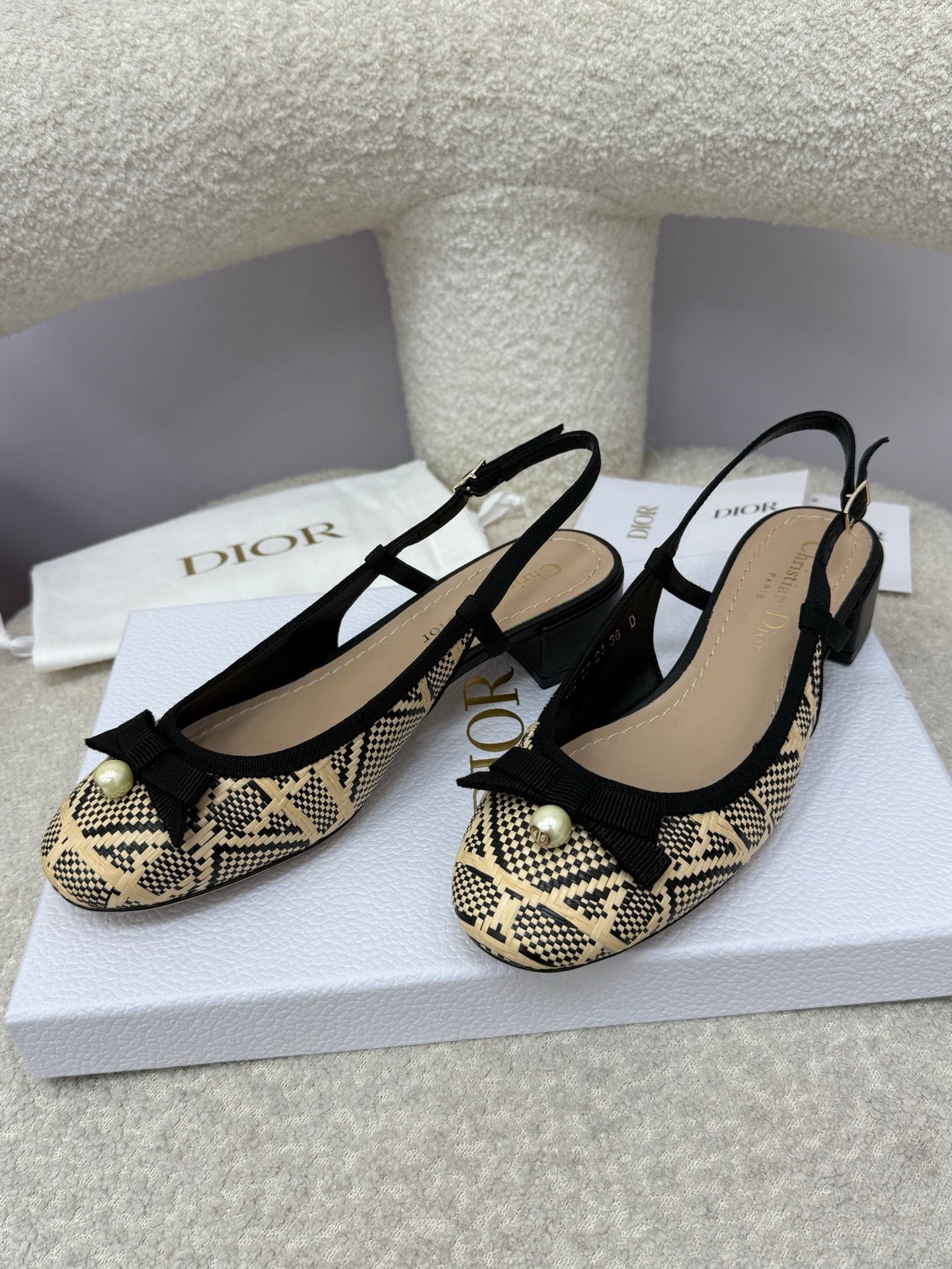 DIOR HIGH SLINGBACK 30 MM 25S IN BLACK AND BEIGE RAFFIA WITH PEARL - 34