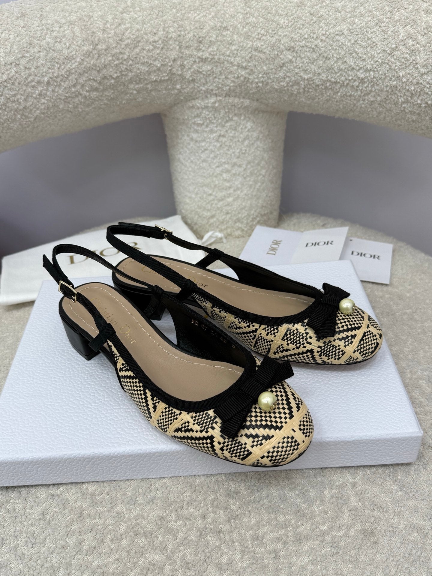 DIOR HIGH SLINGBACK 30 MM 25S IN BLACK AND BEIGE RAFFIA WITH PEARL - 34