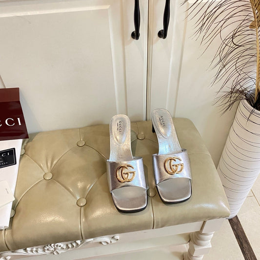 БОСОНІЖКИ НА ВИСОКИХ ПІДБОРАХ GUCCI 26S ЗІ СРІБНОЇ ТЕЛЯЧОЇ ШКІРИ ІЗ ЗОЛОТИСТОЮ ФУРНІТУРОЮ