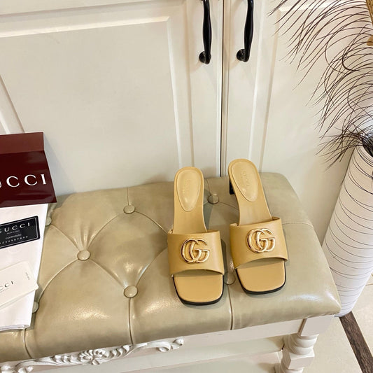 БОСОНІЖКИ GUCCI 26S НА ВИСОКИХ ПІДБОРАХ З ТЕМНО-БЕЖЕВОЇ ТЕЛЯЧОЇ ШКІРИ ІЗ ЗОЛОТОЮ ФУРНІТУРОЮ