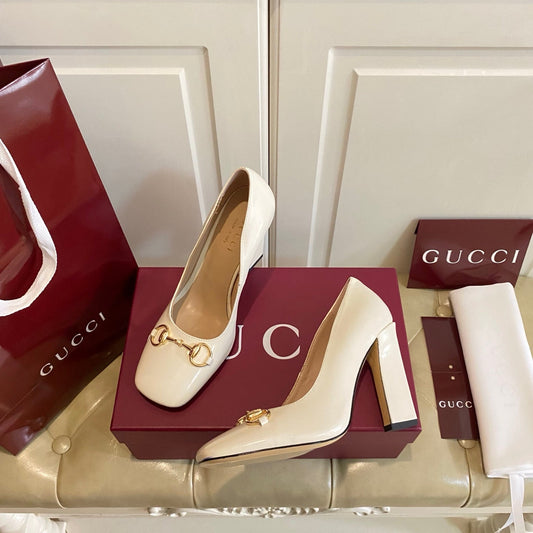 Жіночі туфлі GUCCI 26S HORSEBIT на підборах 100 мм з телячої шкіри кремово-білого кольору