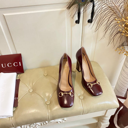 Жіночі туфлі GUCCI 26S HORSEBIT MID-HEEL з телячої шкіри темно-червоного кольору на підборах 100 мм