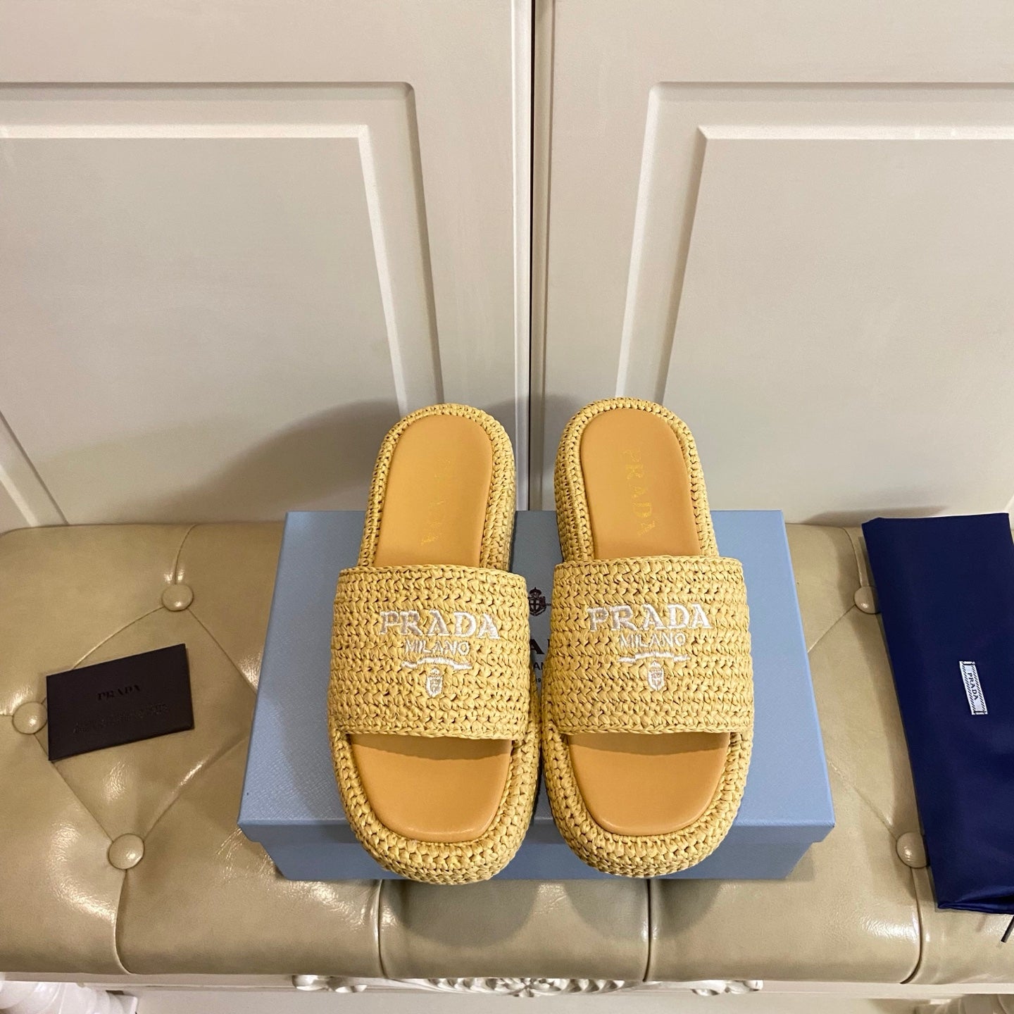 БОСОНІЖКИ PRADA 26S SLIDE З РАФІЇ БЕЖЕВОГО КОЛЬОРУ З ЛОГОТИПОМ