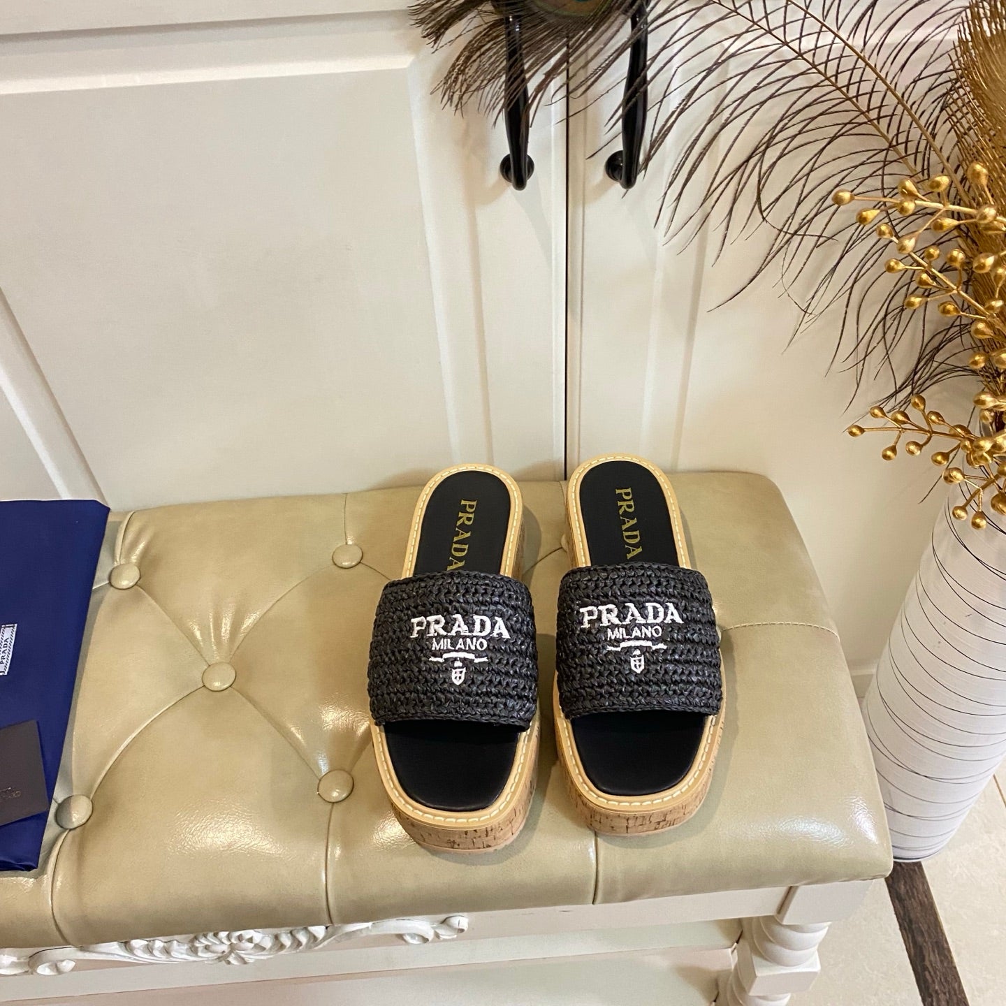 ШЛЬОПАНЦІ PRADA 26S НА КОРКОВІЙ ПІДОШВІ З ЧОРНОЮ РАФІЄЮ ТА ЛОГОТИПОМ