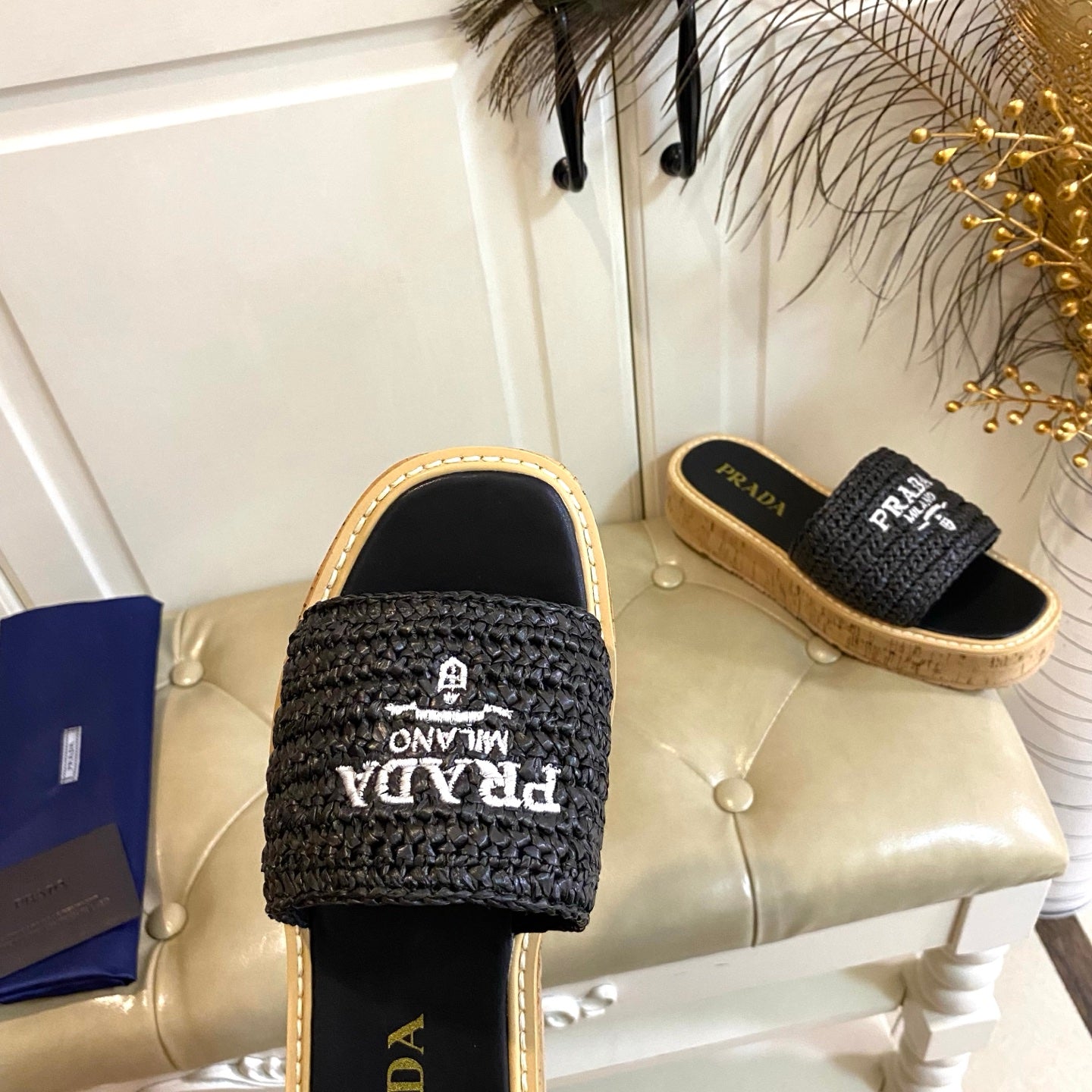 ШЛЬОПАНЦІ PRADA 26S НА КОРКОВІЙ ПІДОШВІ З ЧОРНОЮ РАФІЄЮ ТА ЛОГОТИПОМ