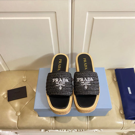 ШЛЬОПАНЦІ PRADA 26S НА КОРКОВІЙ ПІДОШВІ З ЧОРНОЮ РАФІЄЮ ТА ЛОГОТИПОМ
