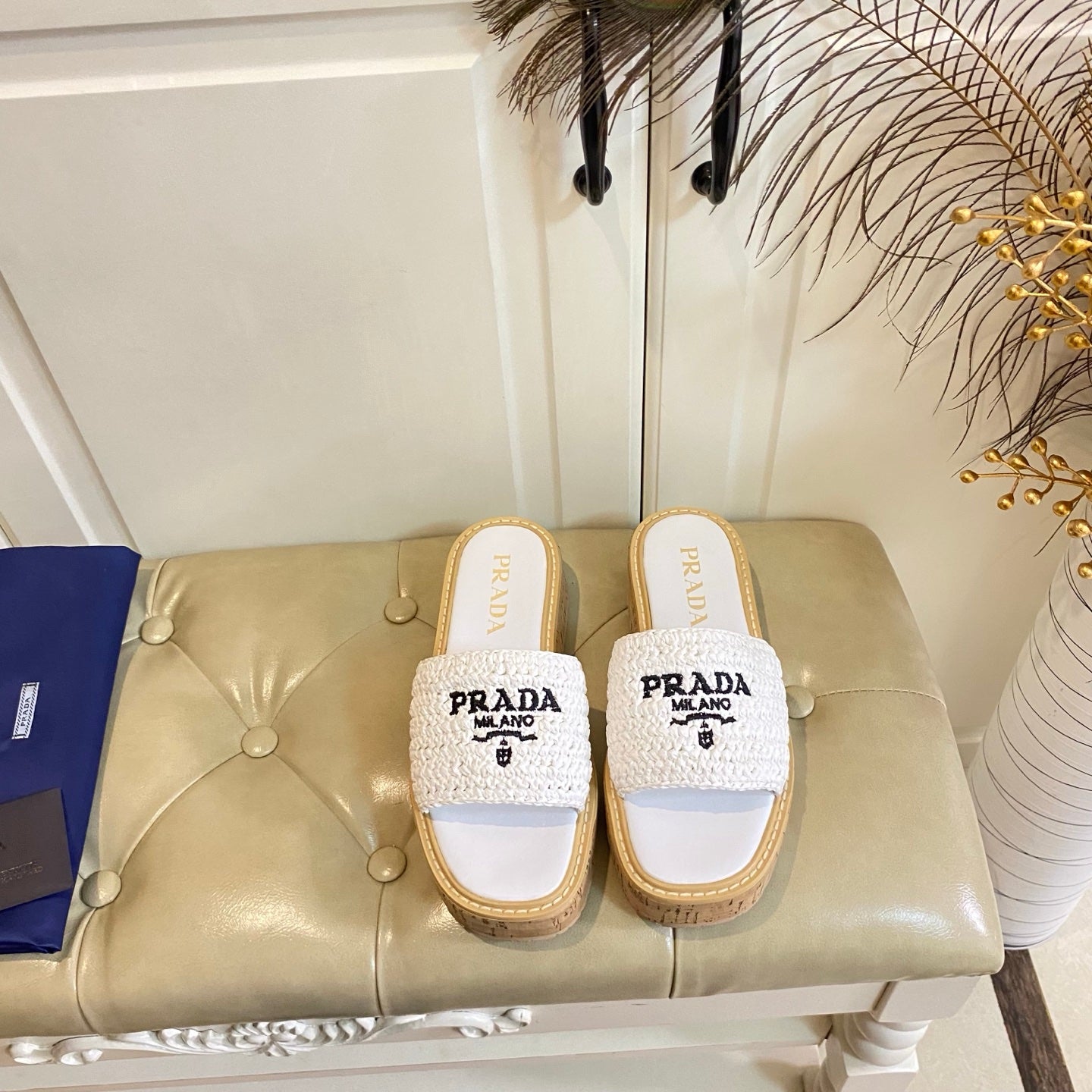 ШЛЬОПАНЦІ PRADA 26S З КОРКОВОЮ ПІДОШВОЮ ТА ЛОГОТИПОМ З РАФІЇ БІЛОГО КОЛЬОРУ
