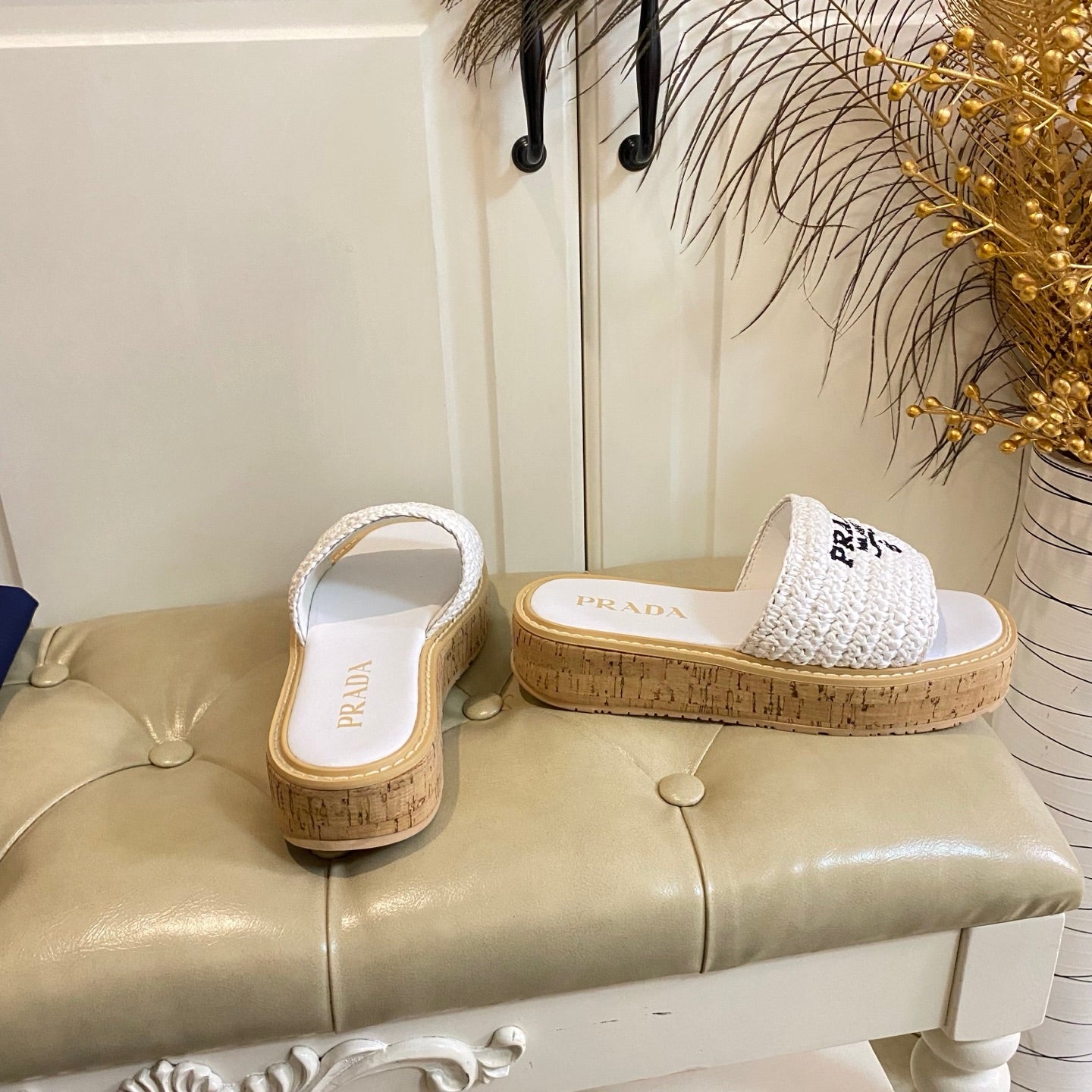 ШЛЬОПАНЦІ PRADA 26S З КОРКОВОЮ ПІДОШВОЮ ТА ЛОГОТИПОМ З РАФІЇ БІЛОГО КОЛЬОРУ